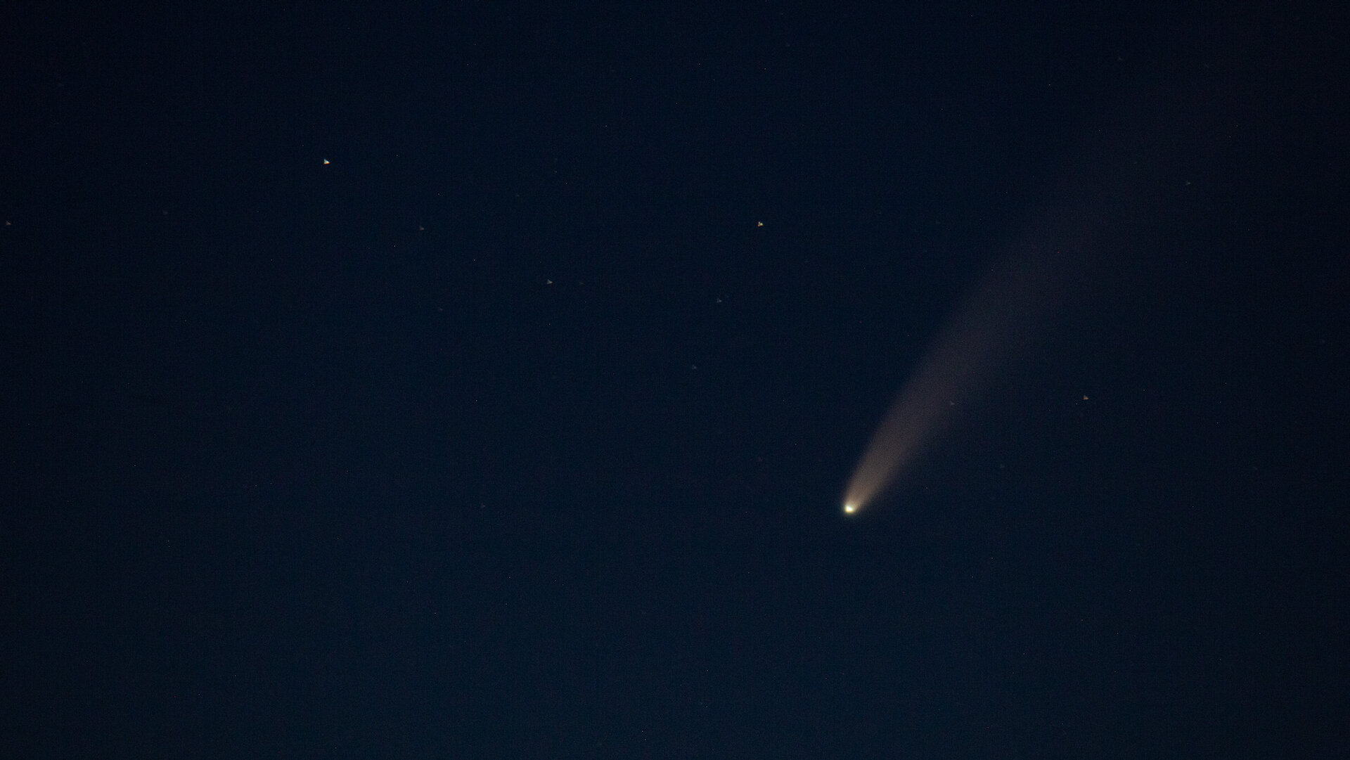  As it got darker, it became easier to see the comet. 