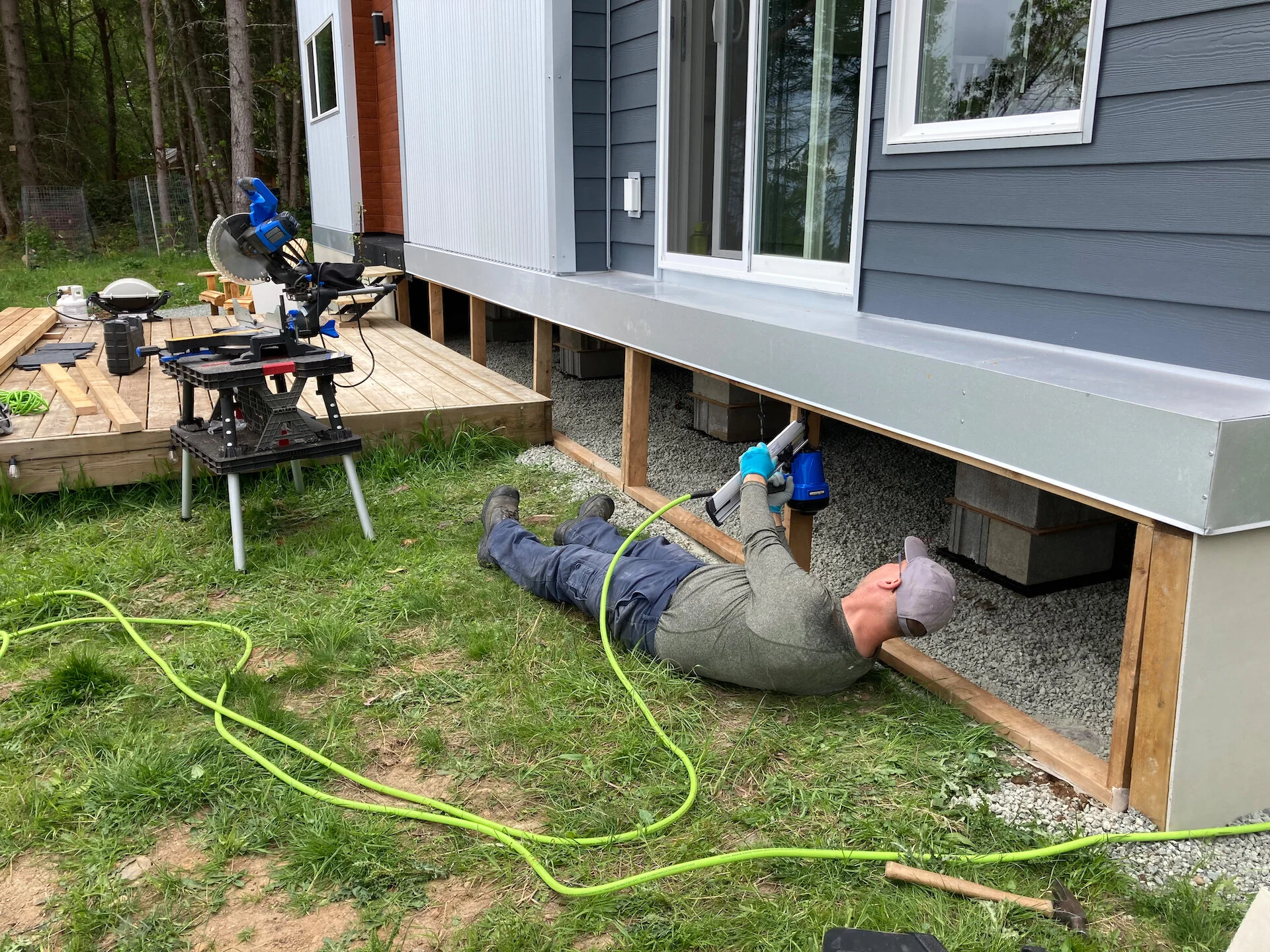  Putting up the skirting frame. 