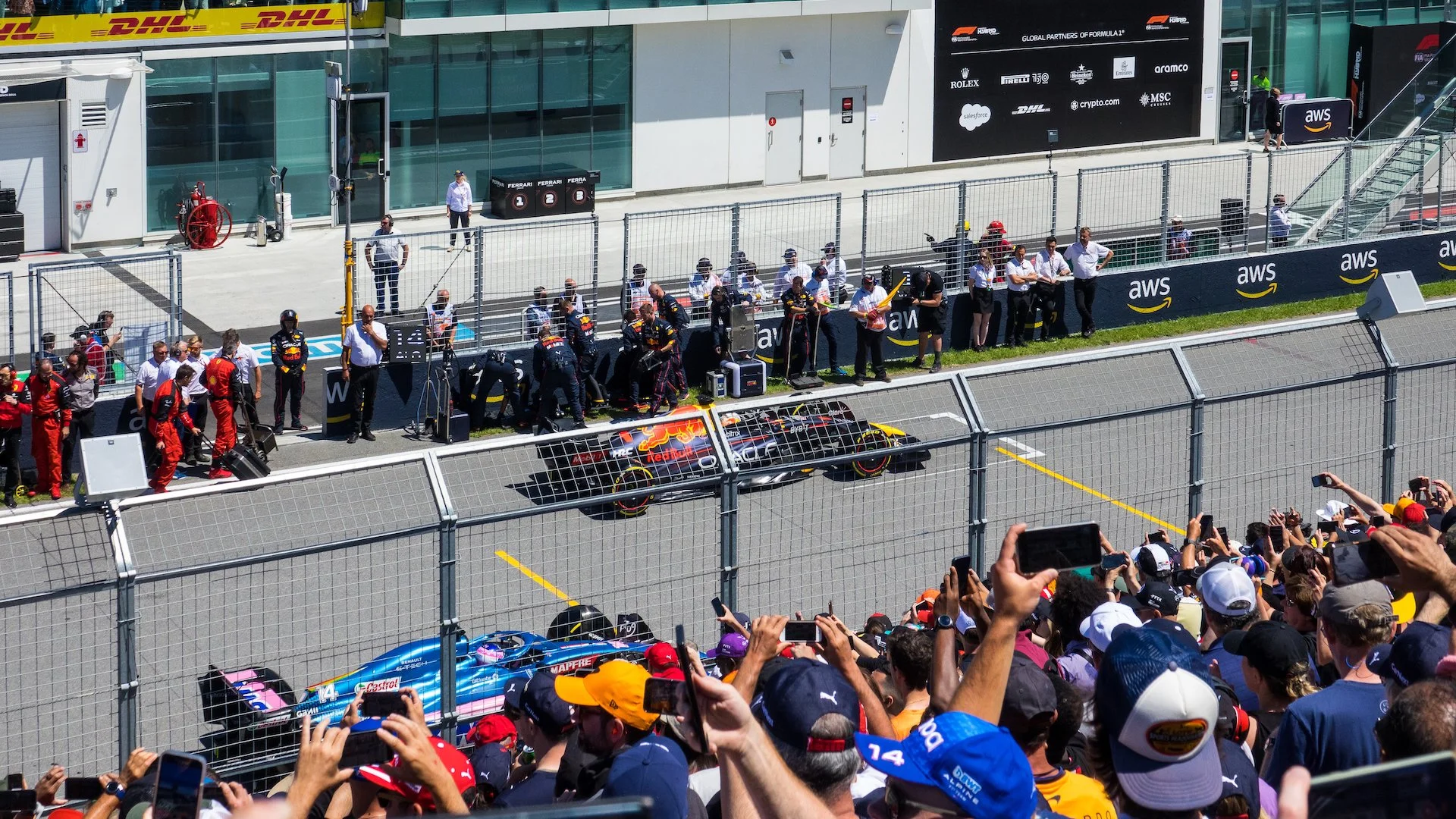  Max and Alonzo on the starting grid. 