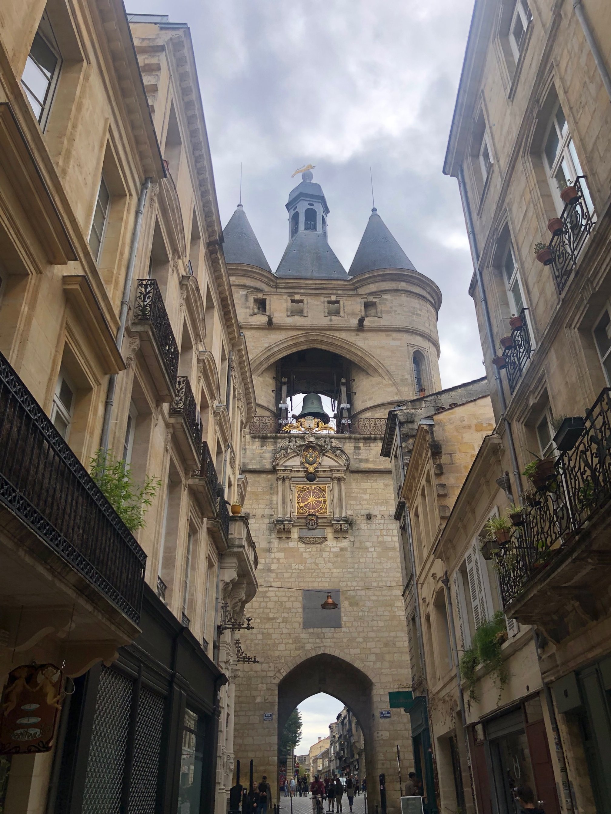  The Grosse Cloche is one of the oldest belfries in France. The bell was cast in 1775 and weighs no less than 7,750 kilos! The gateway where the bell is hung also had a defensive function and served as a prison. 