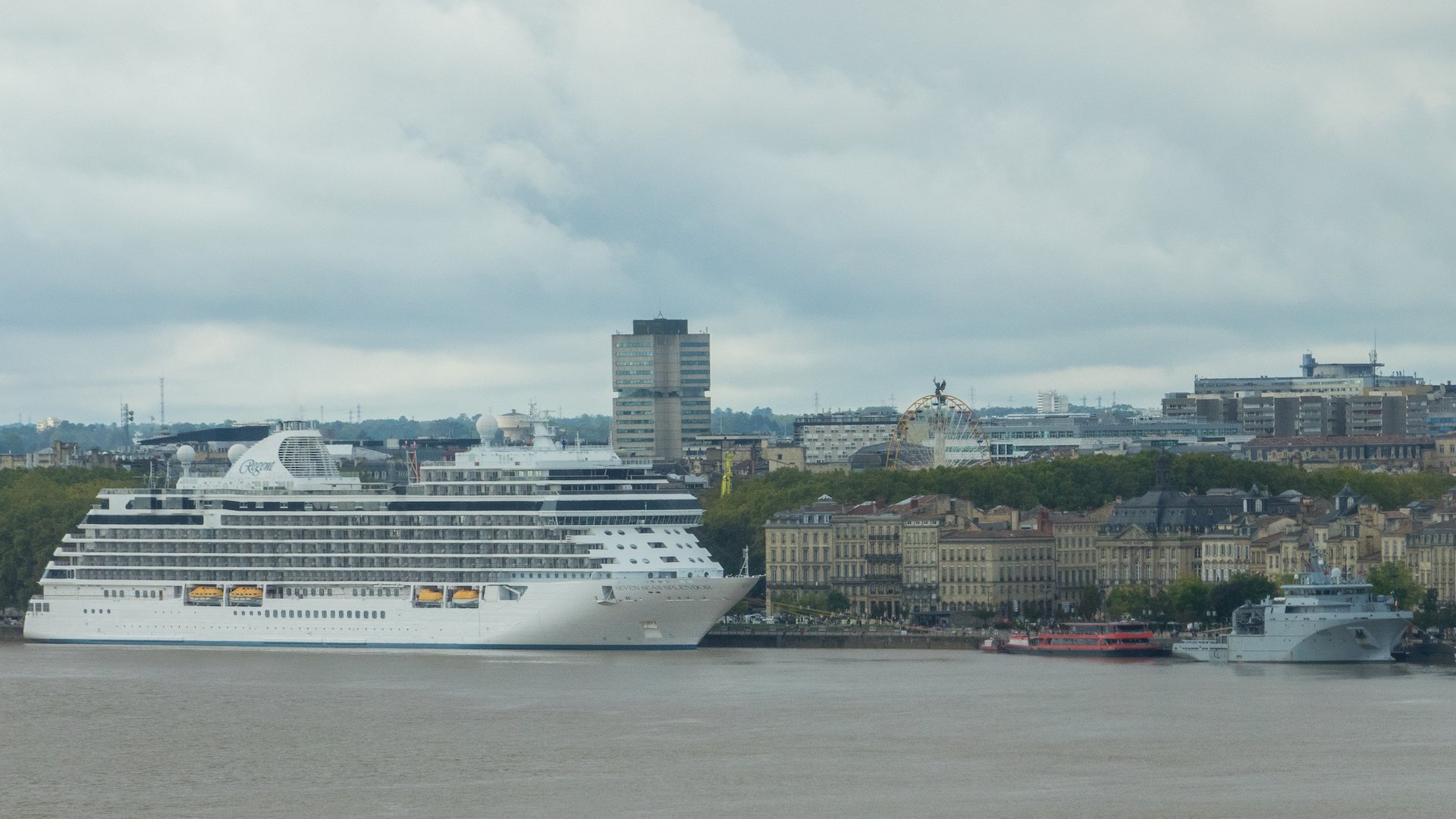  I was surprised at the size of the cruise ship that was docked on the river. 