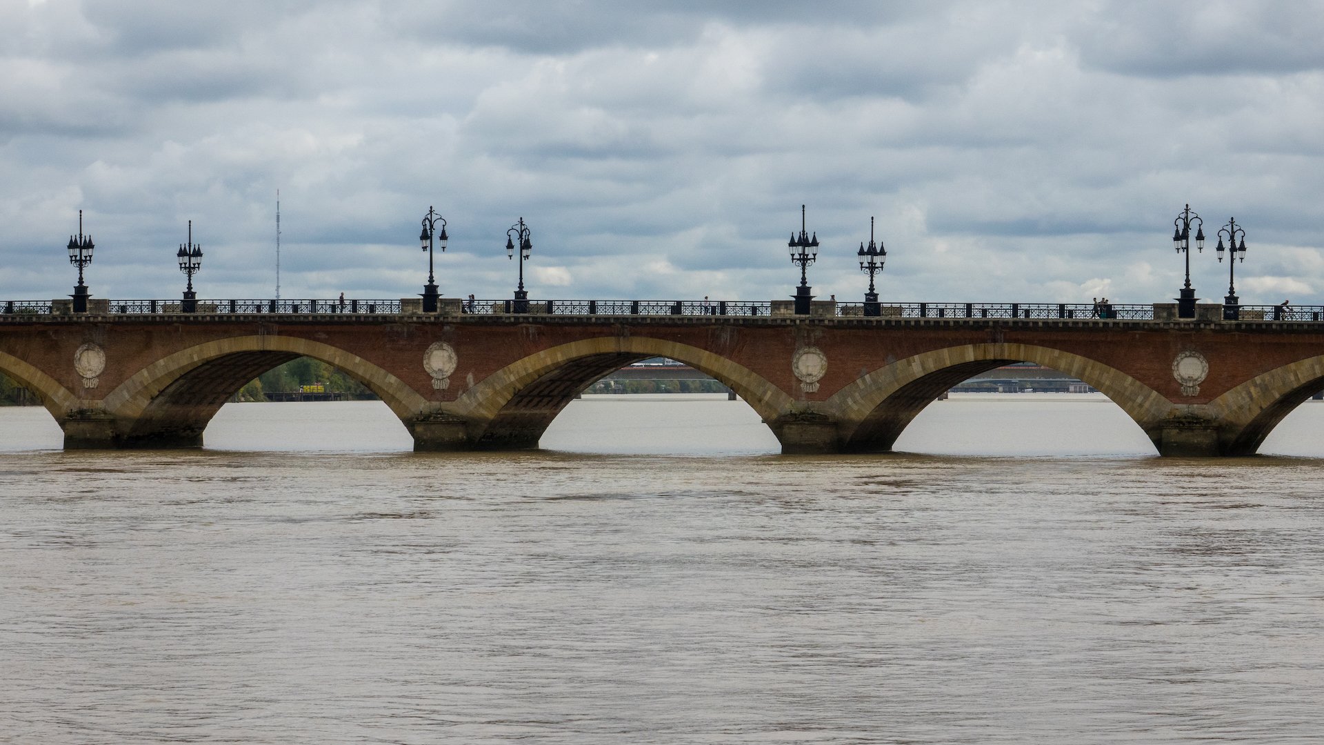   The Pont de Pierre (Peter's Bridge)  is the oldest bridge in Bordeaux. It was built at the beginning of the 19th century, which is very late considering the origins of the city. 