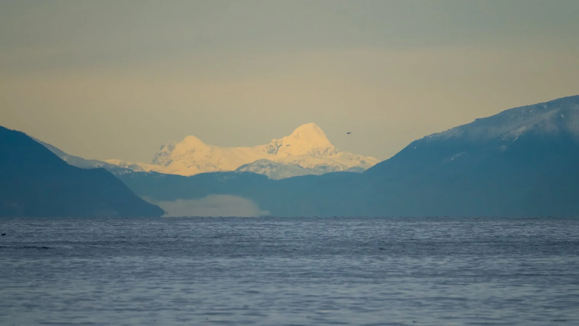  I’m not sure which mountains these are, but there’s a lot of fresh snow on them! 