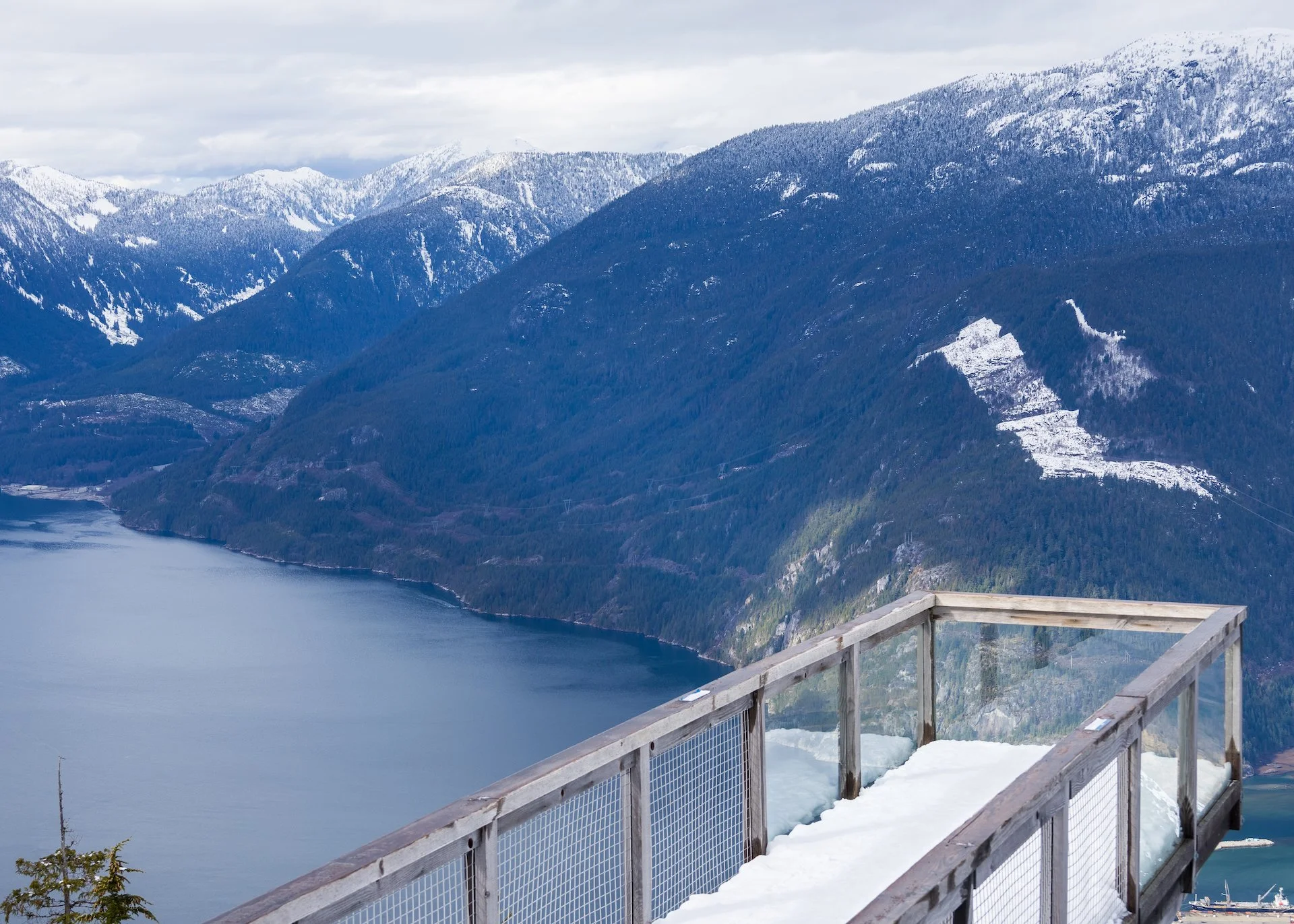 The overlook really juts out into space.