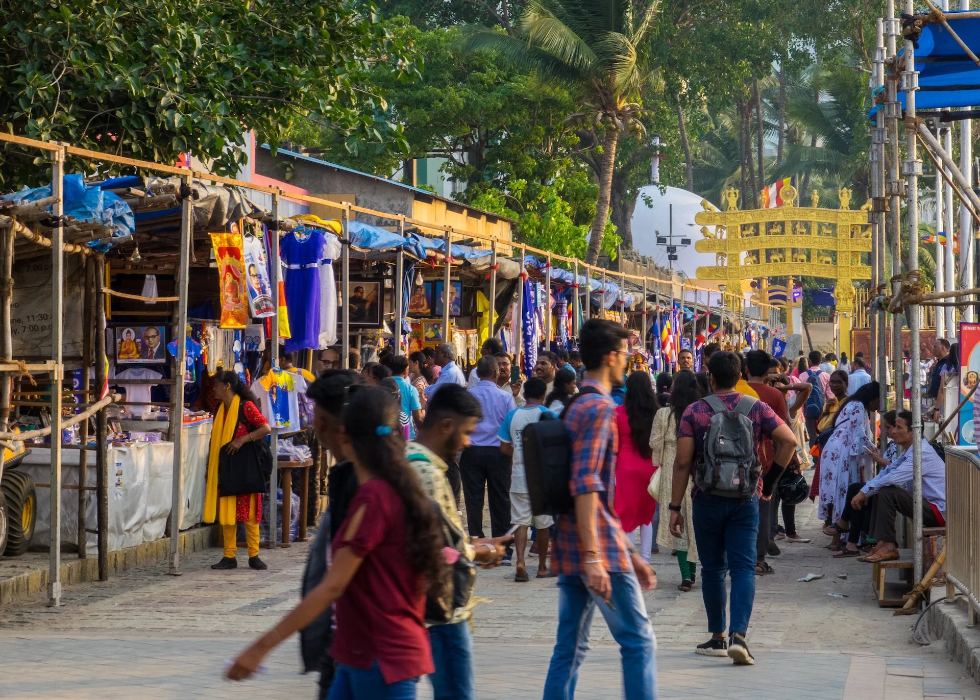 A narrow promenade with stalls along the waterfront. 