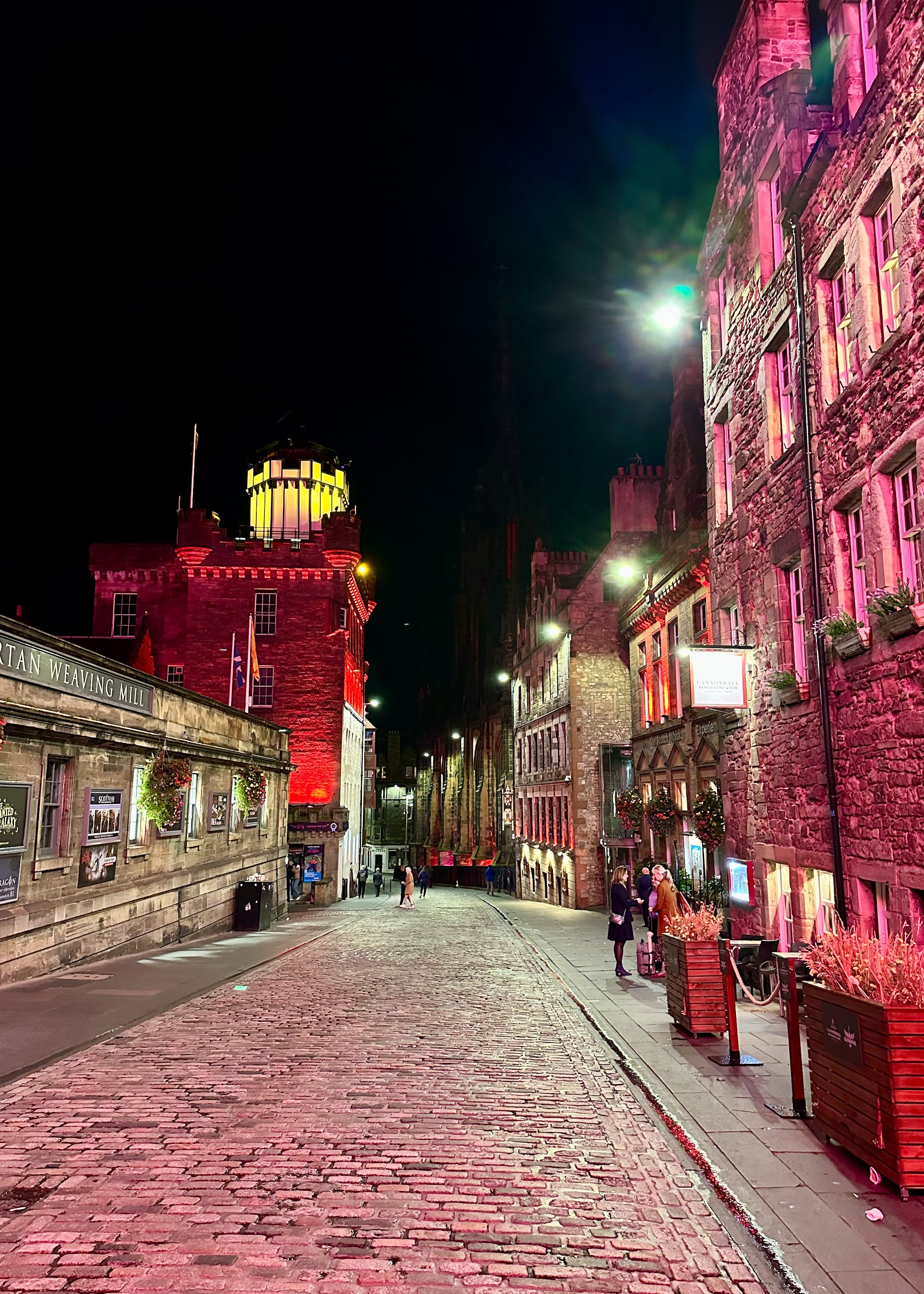  The Royal Mile was pretty deserted, but we were able to find a couple of pubs that were still open! 