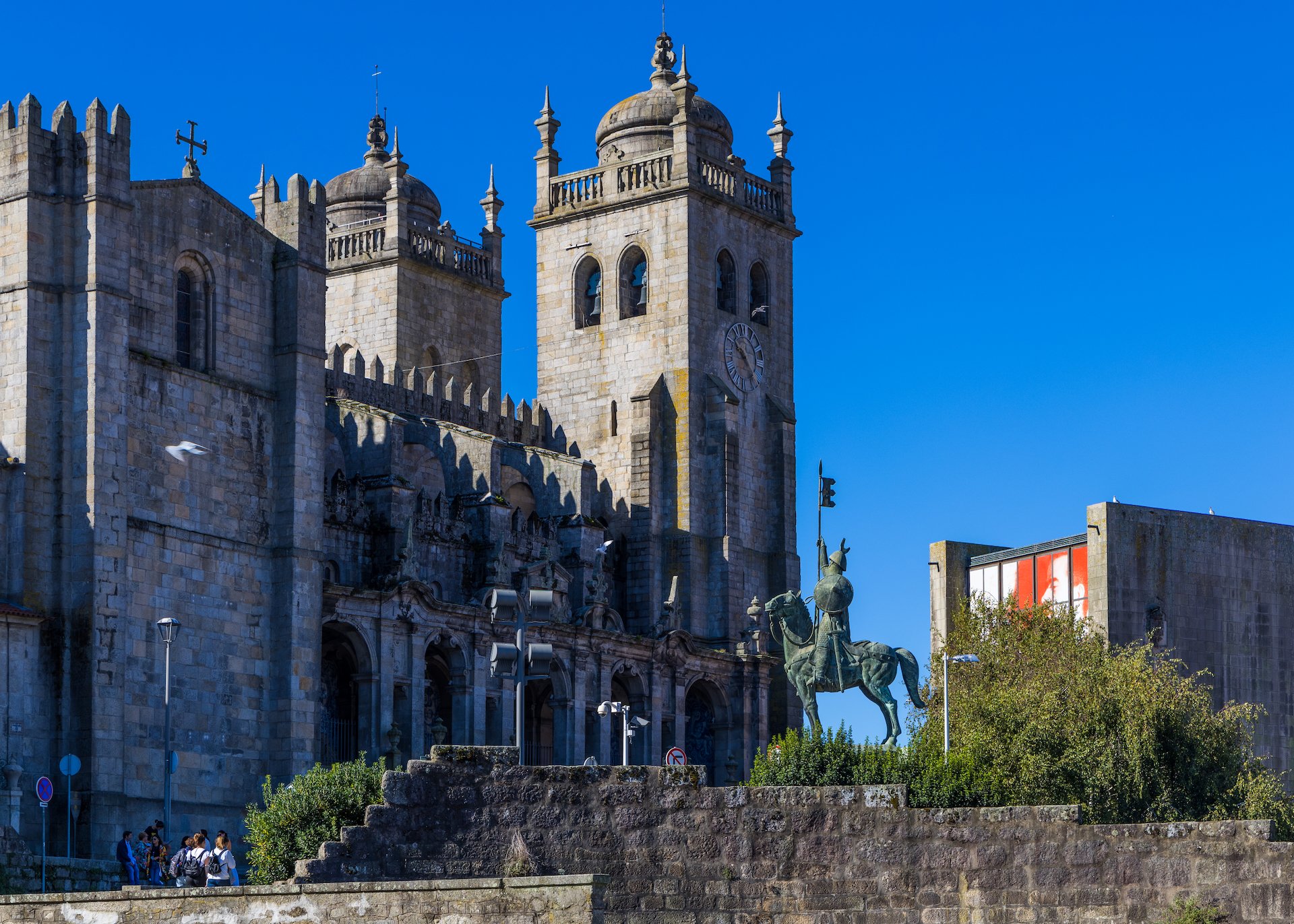  The Porto Cathedral is a Roman Catholic church located in the historical centre of the city. It is one of the city's oldest monuments and one of the most important local Romanesque monuments. 
