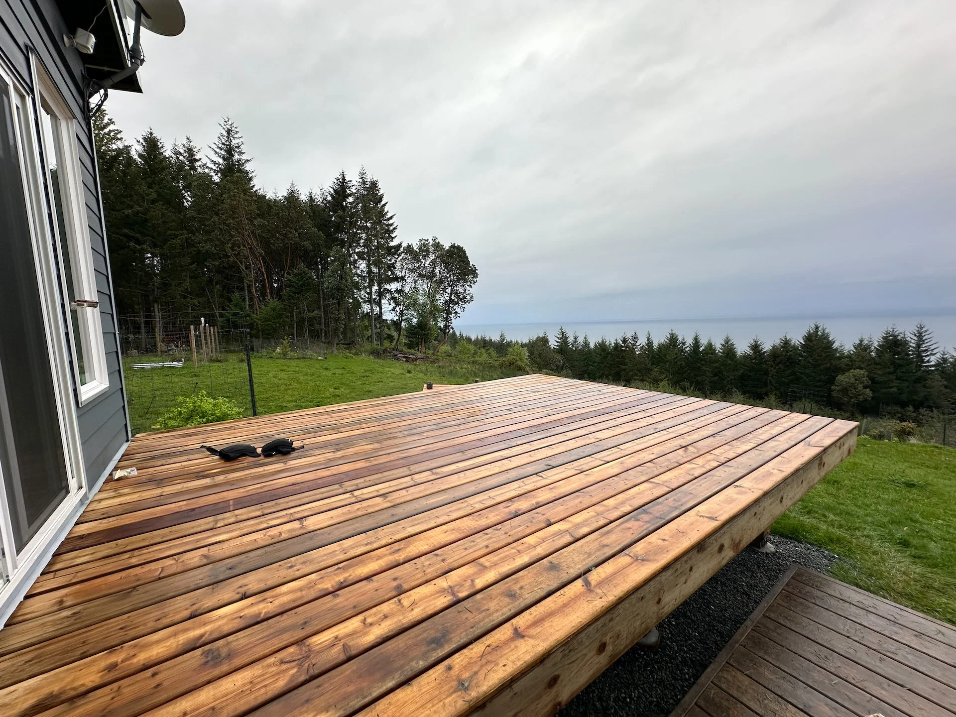  It’s so nice to finally be able to walk out from the living room, through the sliding doors and onto the deck! 