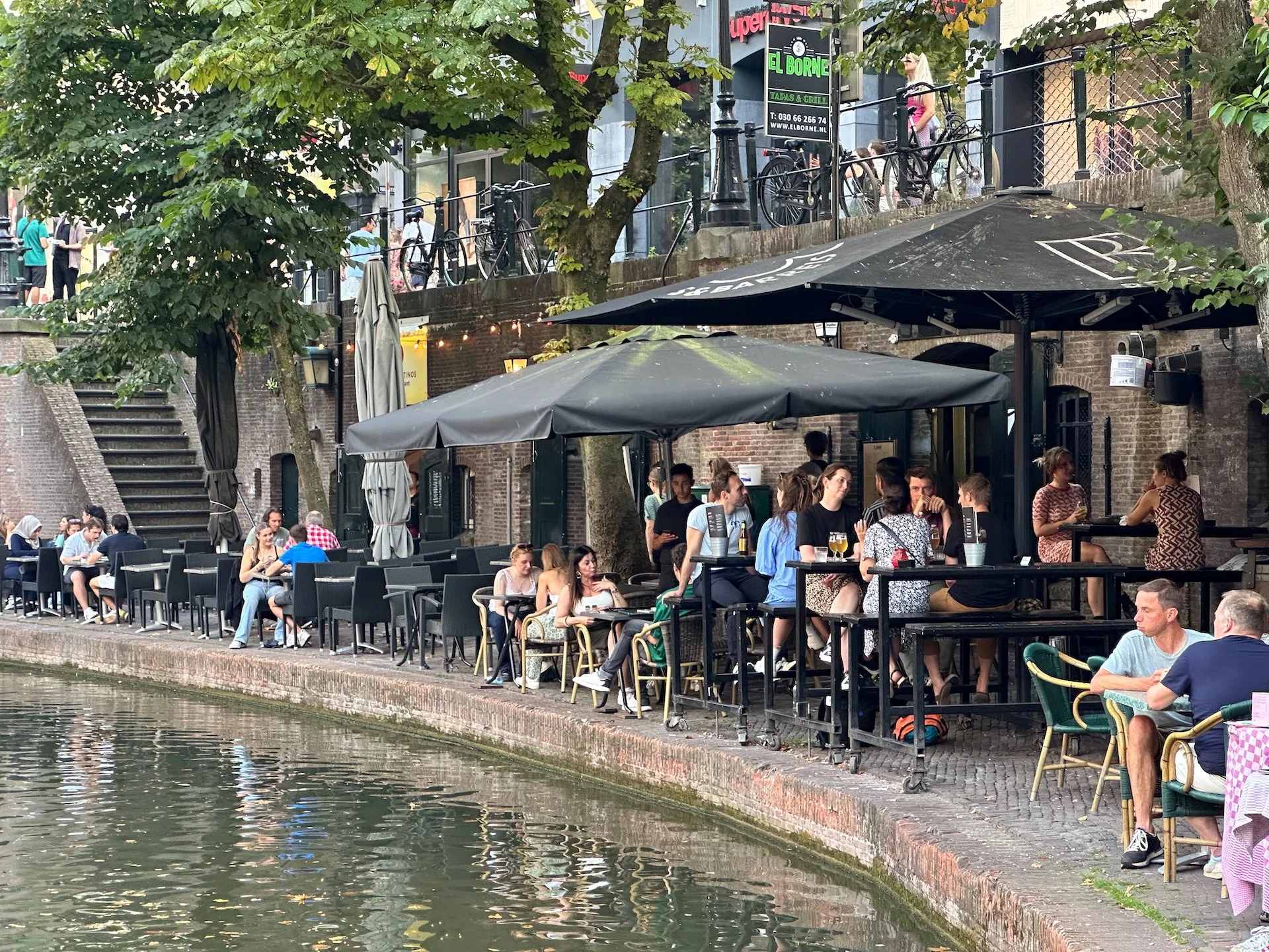  Looking back on the restaurant. 