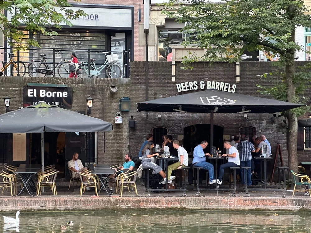  Dinner this evening was directly across the canal from where we ate the night before.  