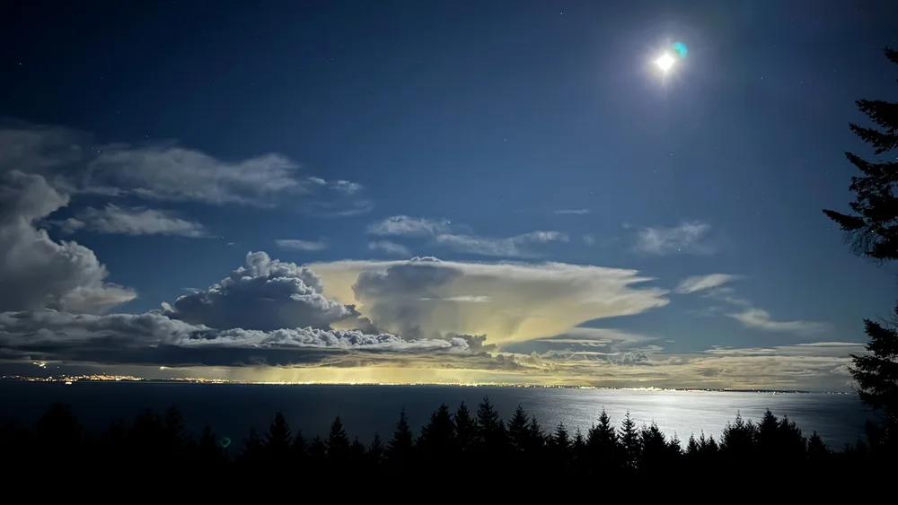 Over Vancouver, it was a different story. There were these huge storm clouds having over the city, and we could see lightning flashing in the clouds. I heard from a friend that there was even hail in the city! 