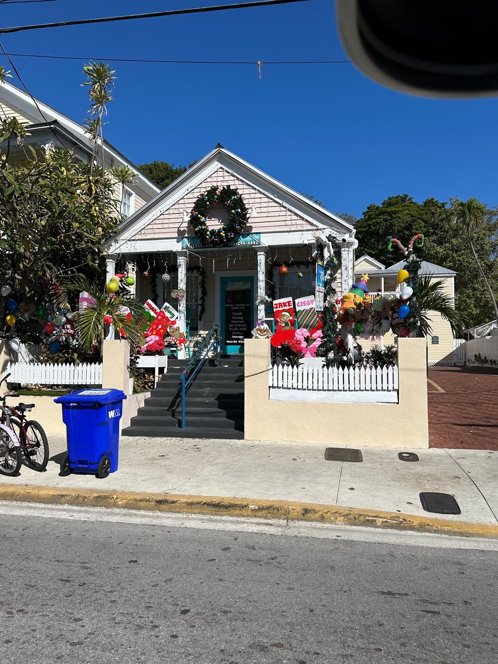  This was very typical of the amount of decorations that were up, all across town. 
