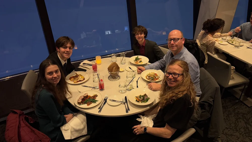  We had a good table for dinner. 