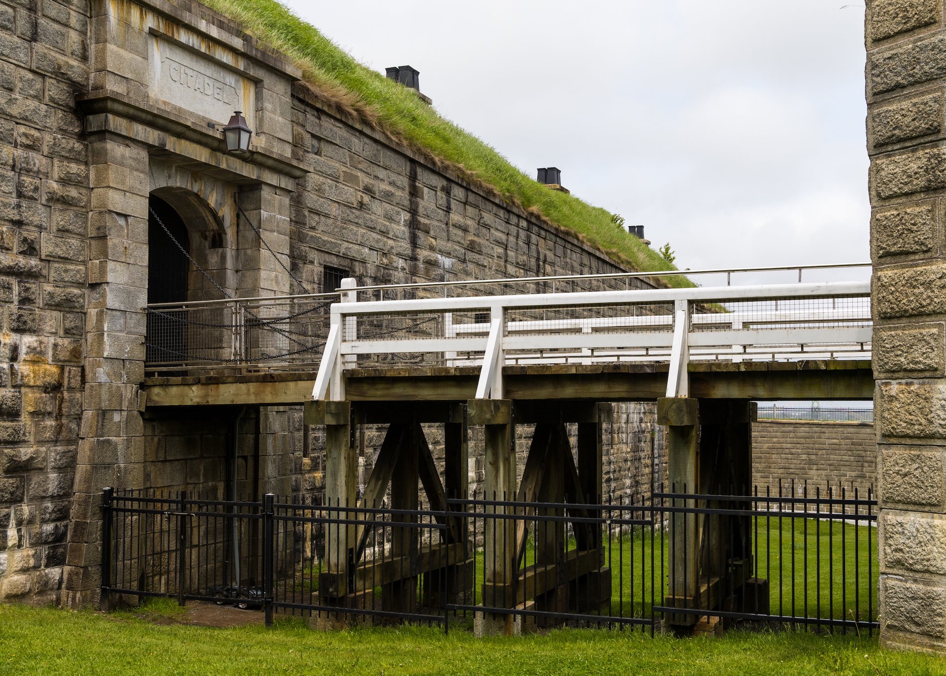 A good view of the two walls of the fort.