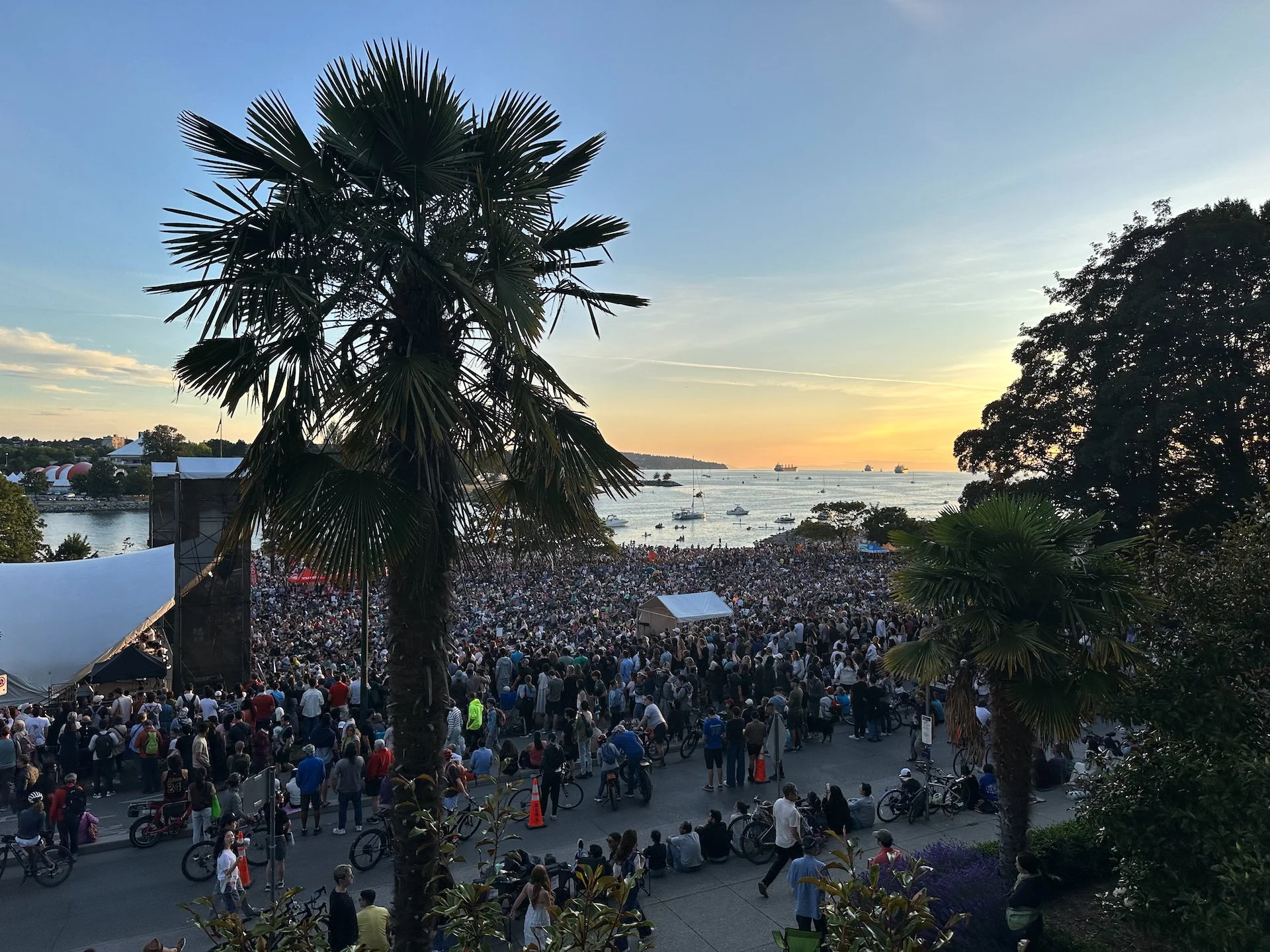 As the music started, the sun also started to set and give us some colour. 