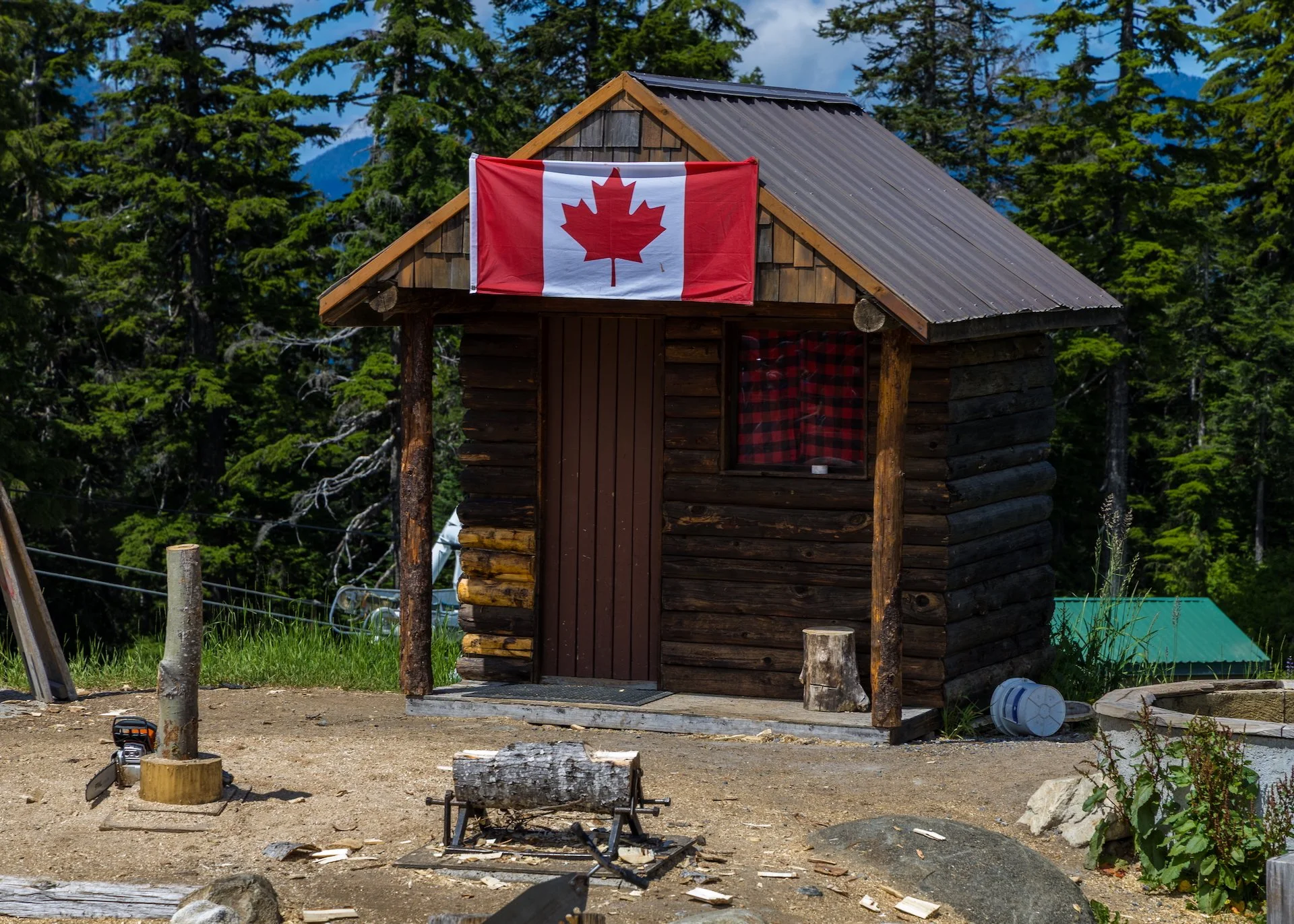 Cute little log cabins set the scene. 