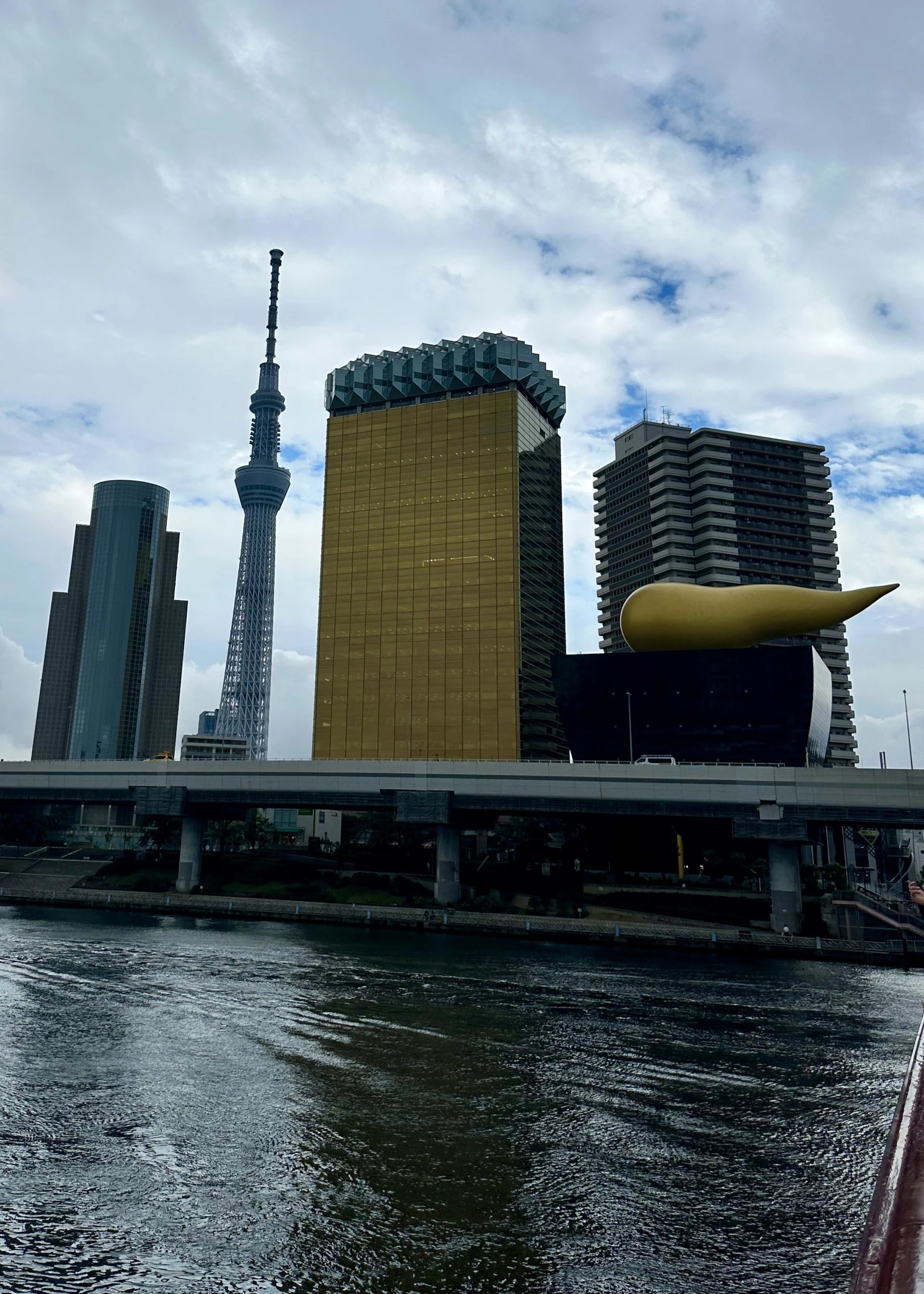  A view of the whole Asahi Brewing Headquarters complex. 