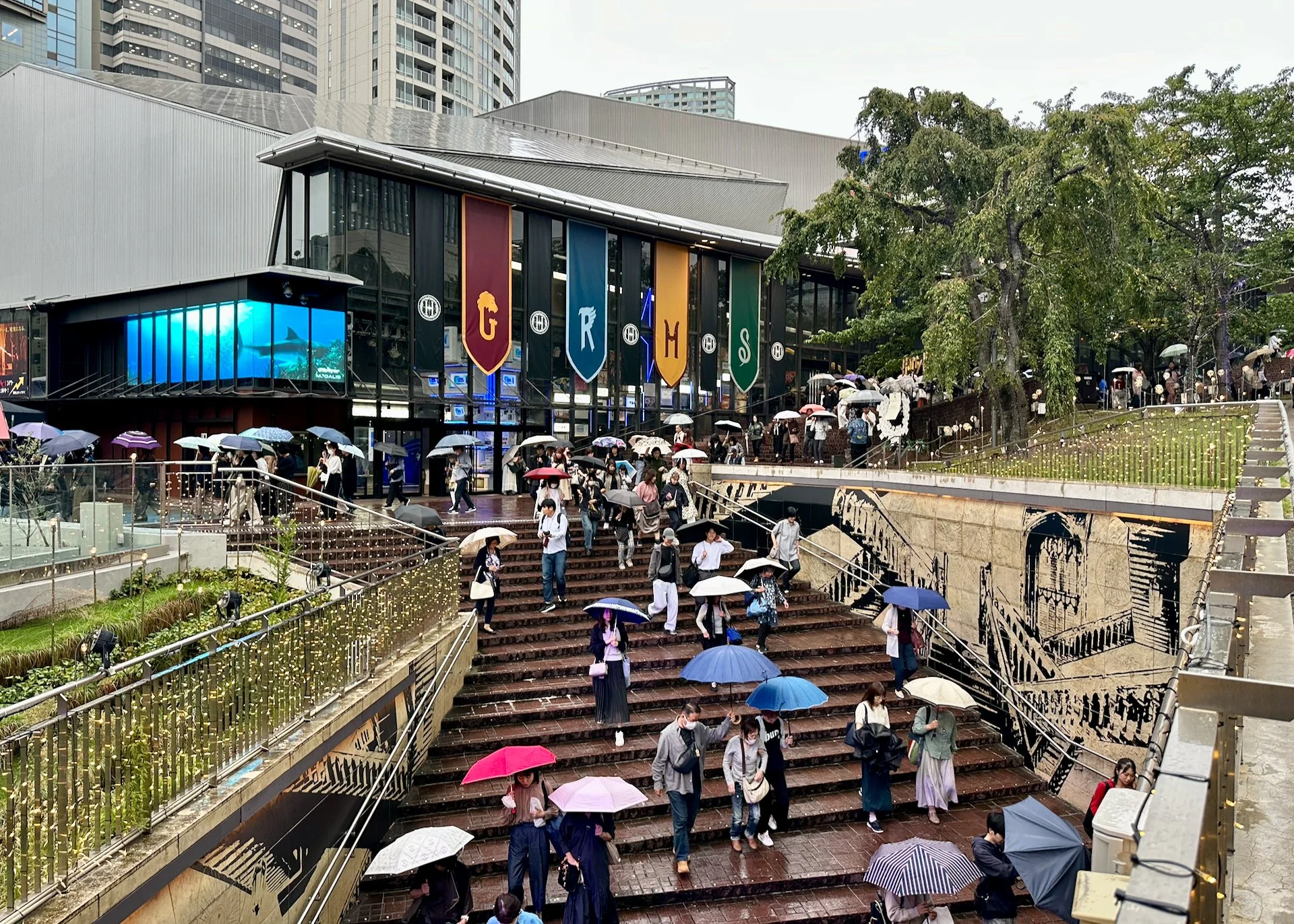  Going down into the subway, from outside the theatre. It was a rainy day, and all the umbrellas looked cool. 