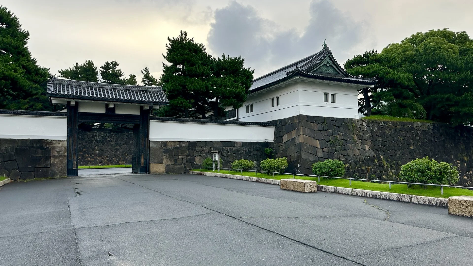  This part of the Palace is open to the public all the time. This is one of the old gates, but its always open. 