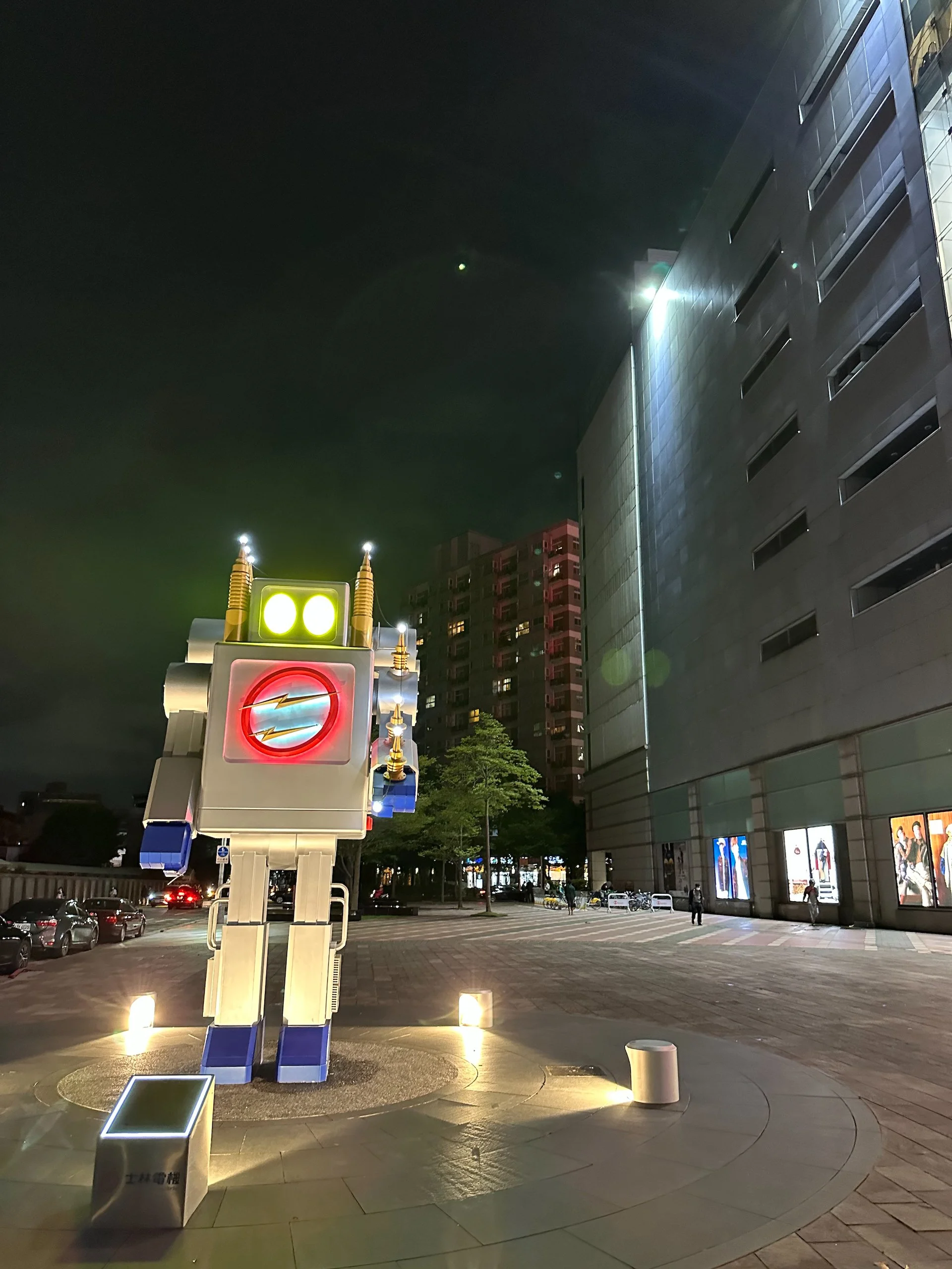  We had to wait almost an hour for a table. So we wandered outside and found this cute robot. 