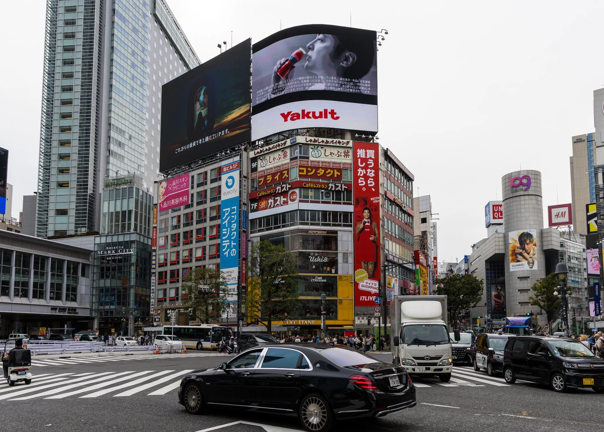  The crossing while the cars are allowed to go - there are like 5 or 6 streets leading in and out. 