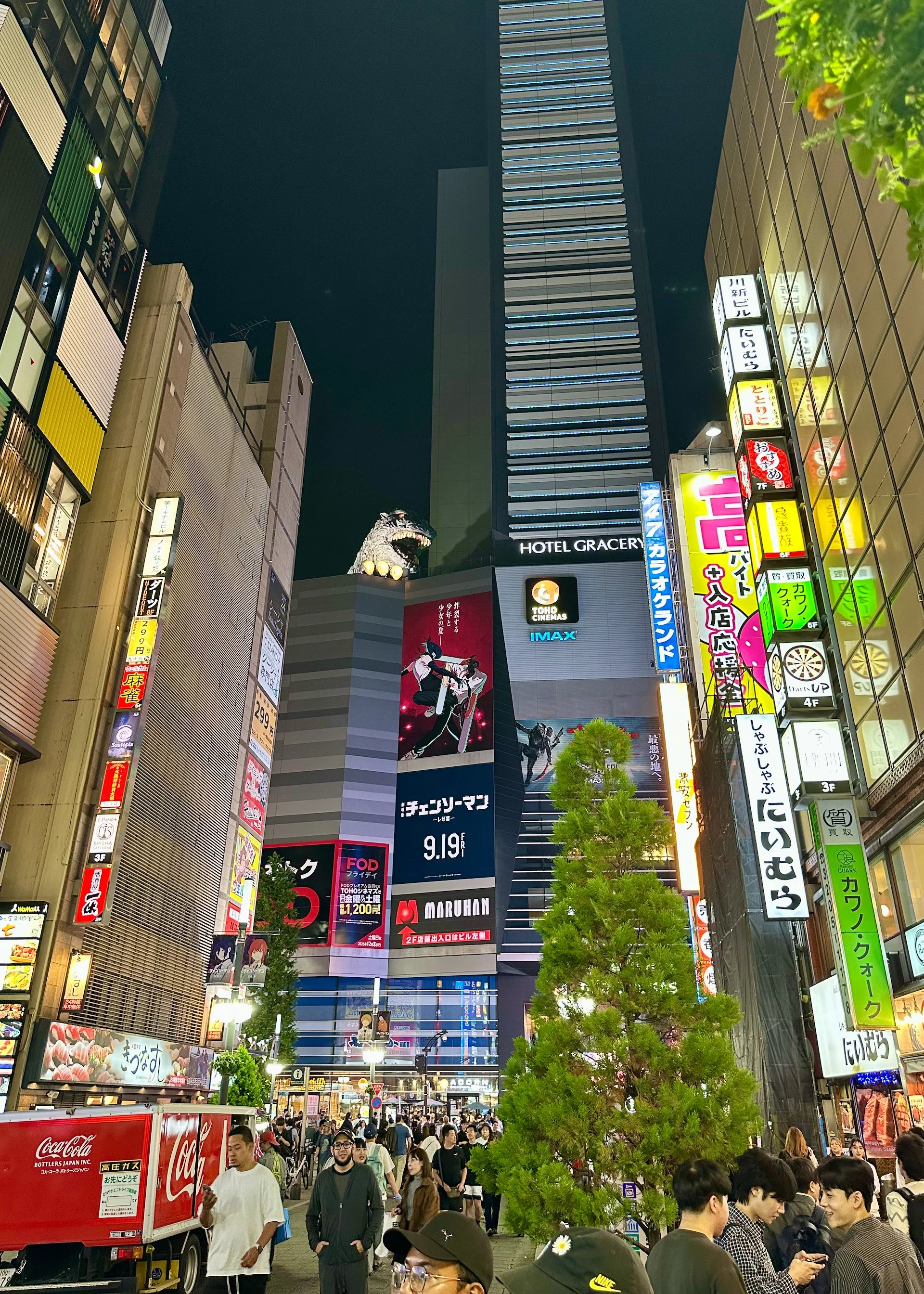  The Godzilla head in Tokyo is located on the 8th floor terrace of the Shinjuku Toho Building in the Kabukicho district of Shinjuku. 