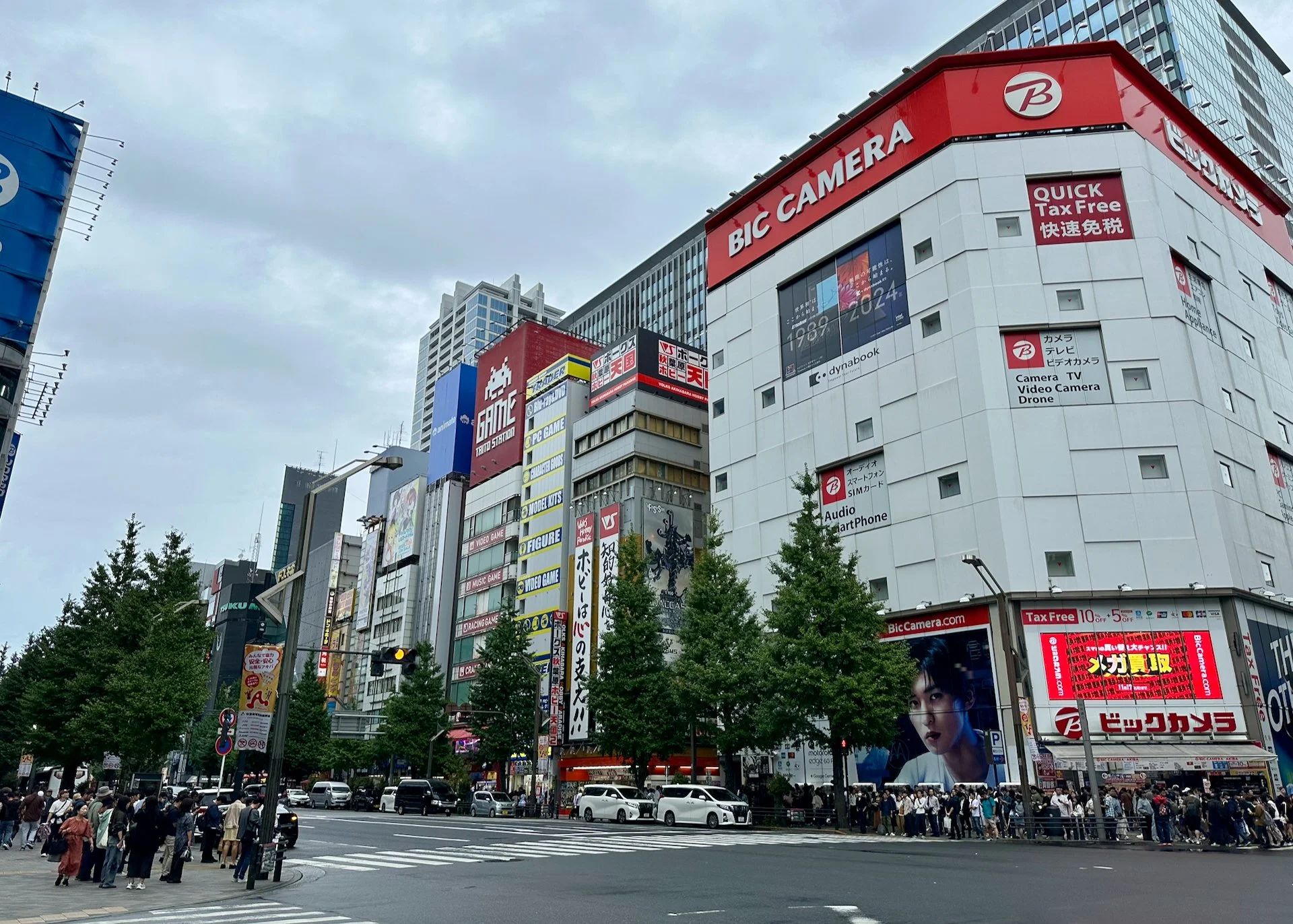  Heading back to Akihabara, this time during the day. We went into a second hand store, full of so many old retro tech. 