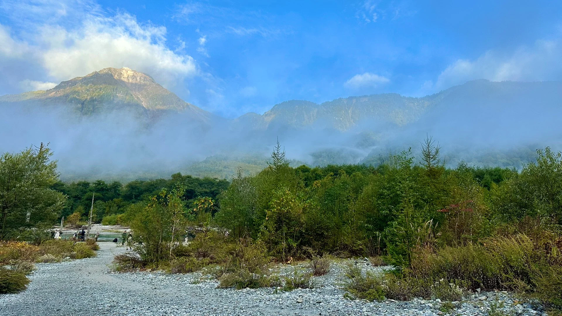  Mount Yakedake was starting to appear from the clouds.  