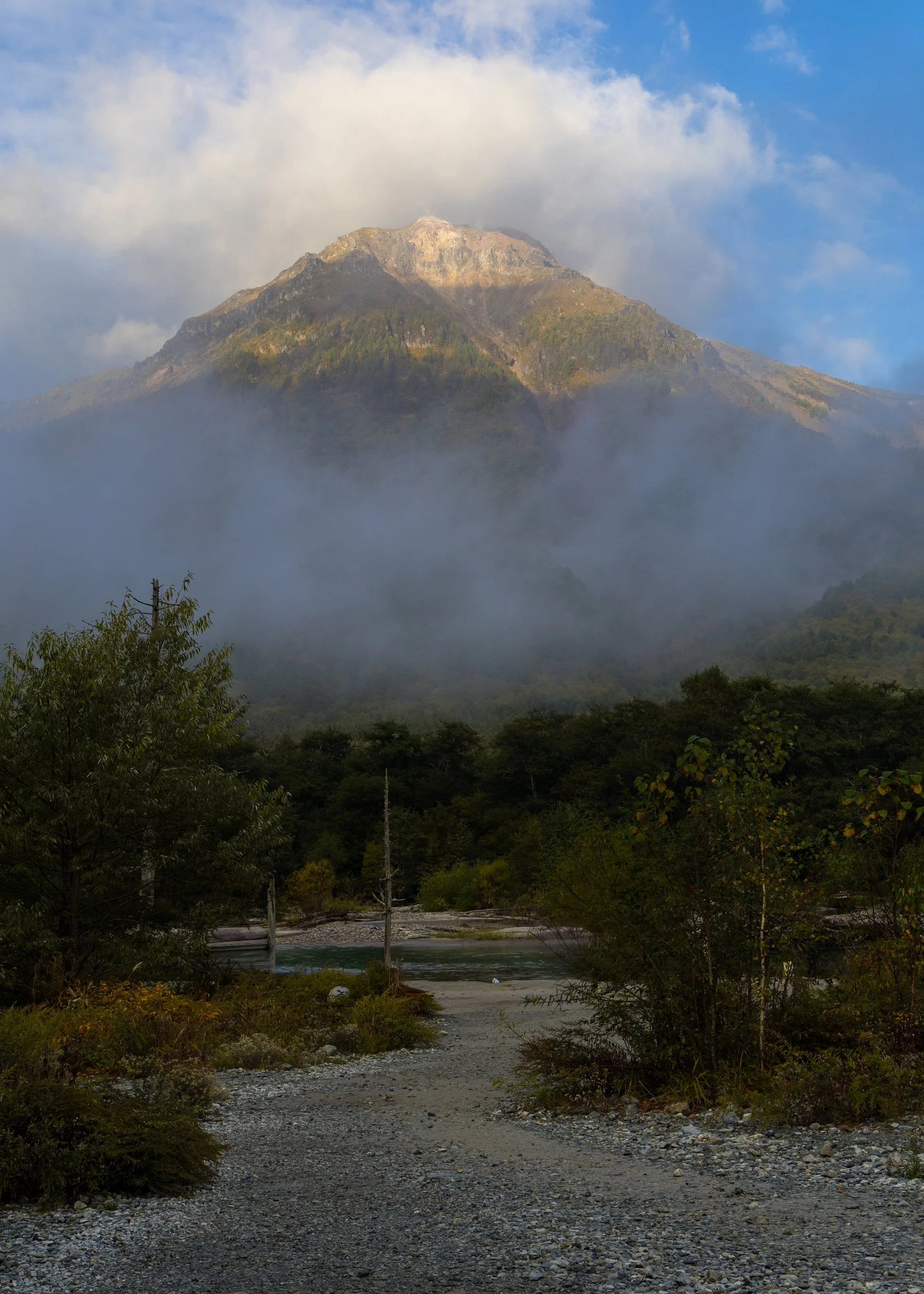  Mount Yakedake appearing from the clouds 