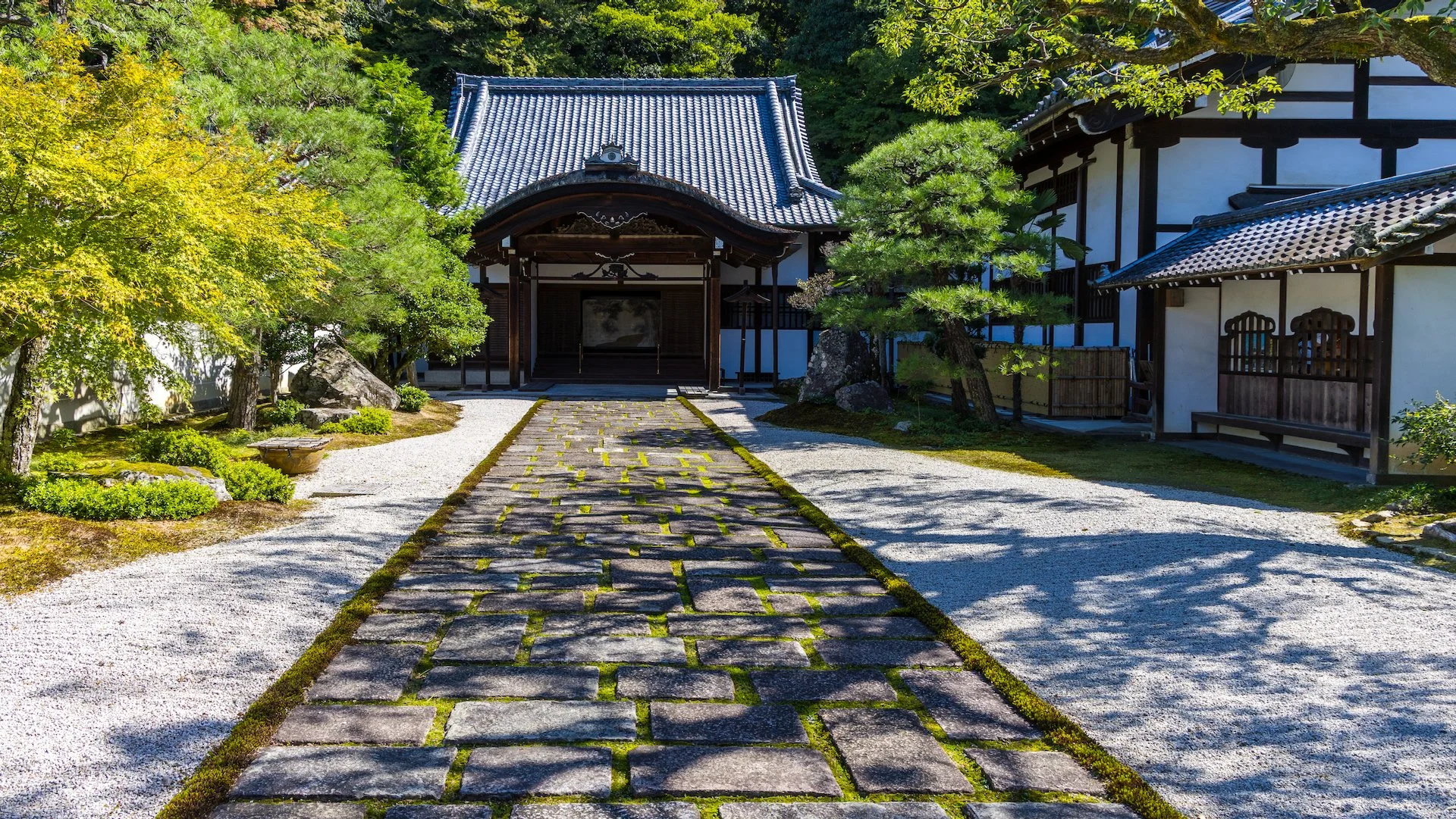 As we were leaving the temple grounds, we noticed this lovely house. 