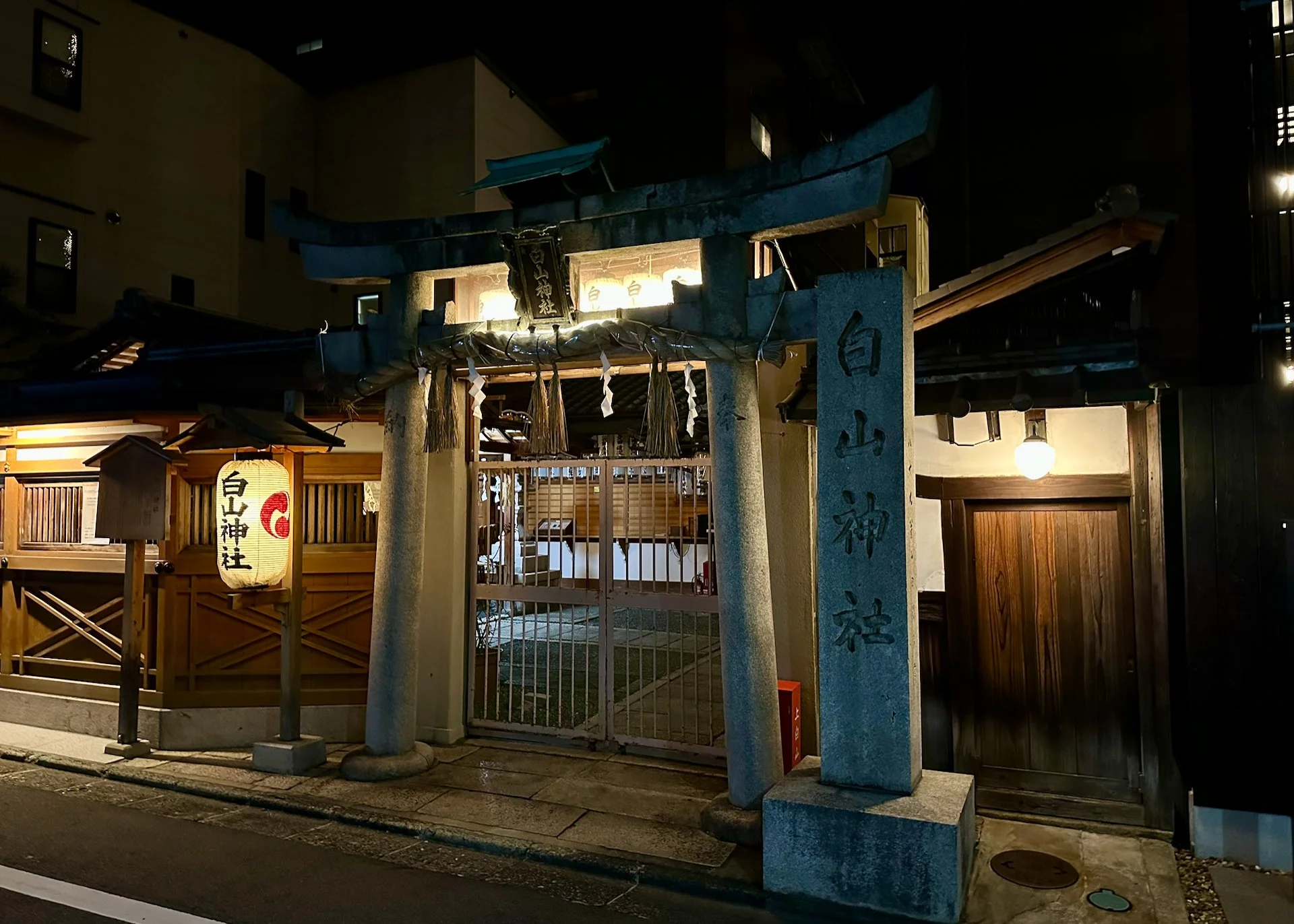  The little shrine near the hotel. 