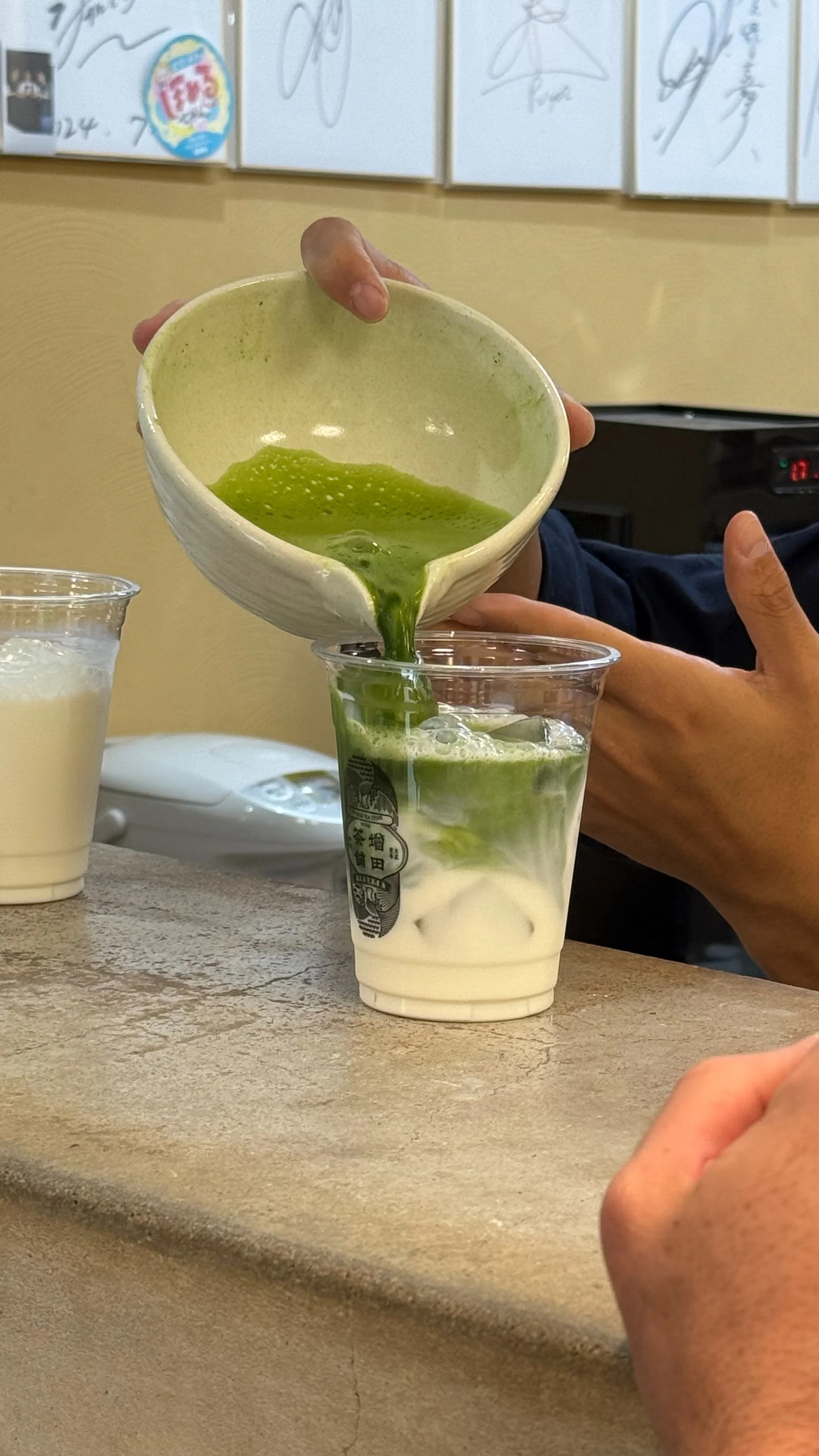  A matcha getting made. 
