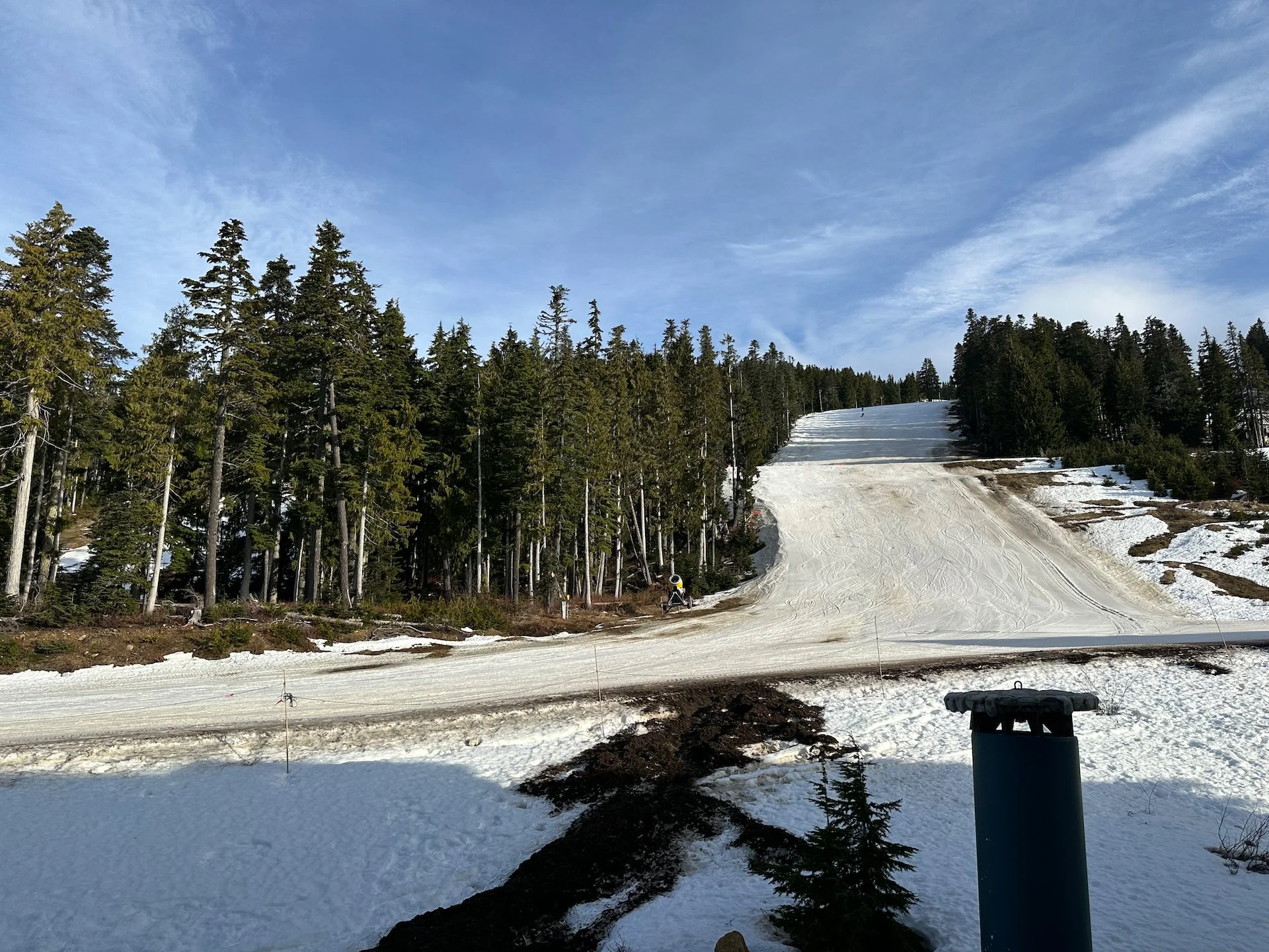  We woke up Friday morning to better looking runs. They had done a lot of grooming overnight to make the little bit of snow that we had skiable. 