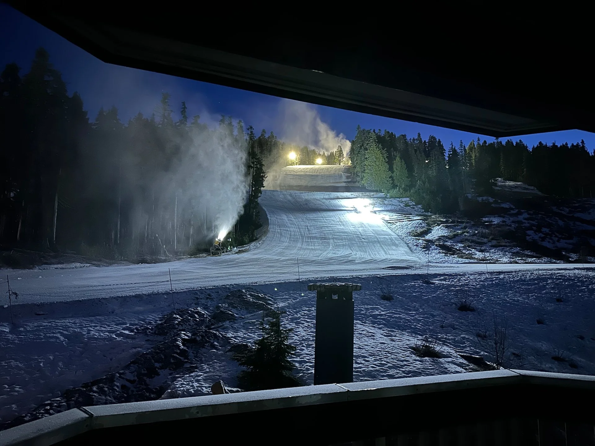  I was a bit surprised when I woke up on Sunday morning that they were making snow. I guess the temperatures had dropped enough. 