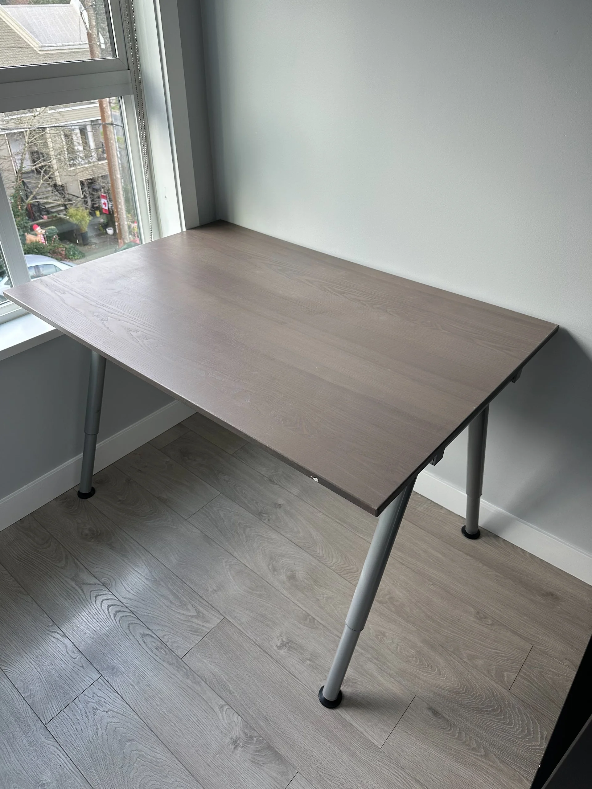  My office was also pretty good. But after spending some time, it had become clear that the existing furntiure was going to be too big in the new layout I wanted to have. So I was going to have to get rid of this desk and get something a little bit s