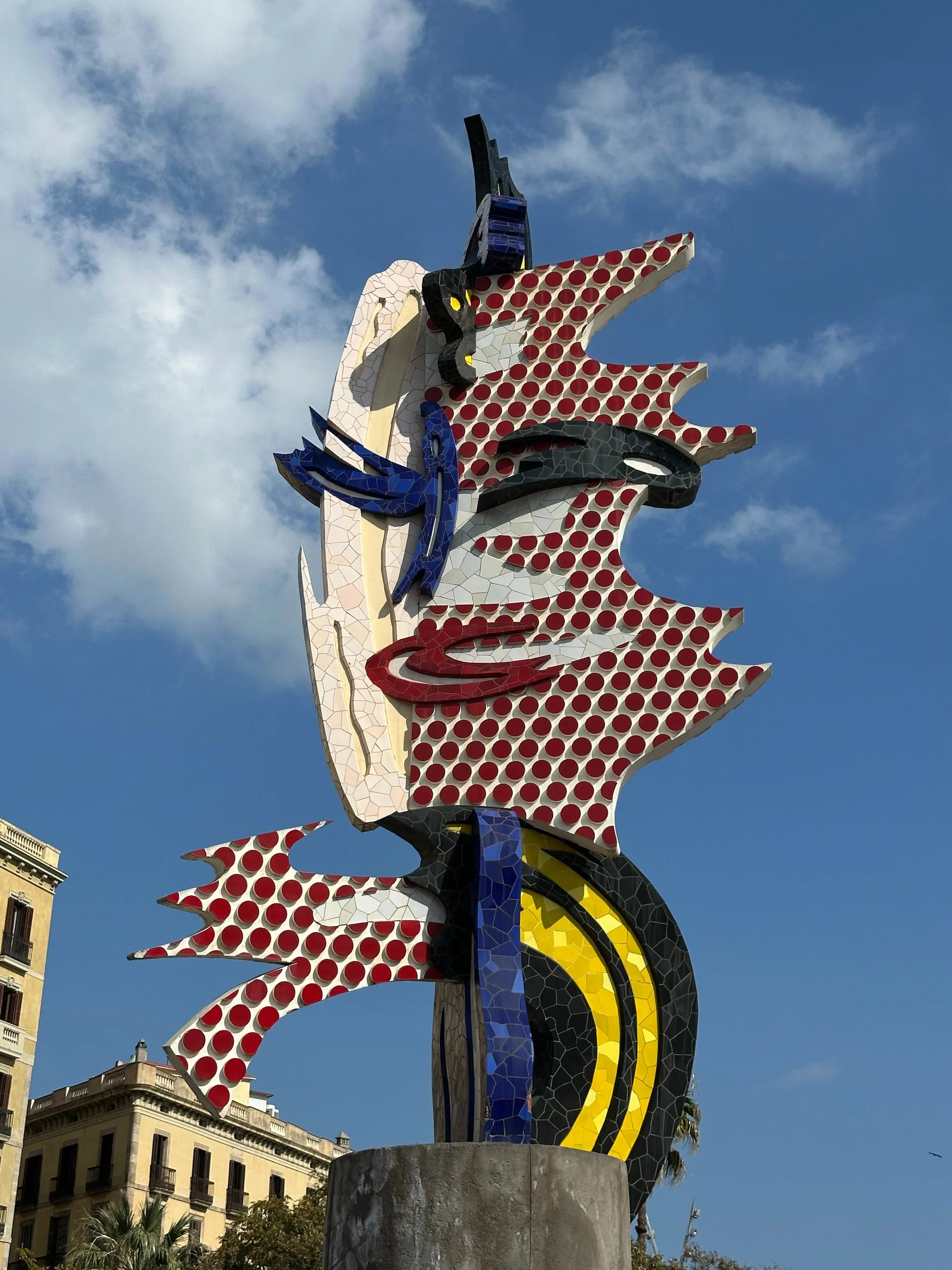  A famous sculpture near the harbour. 