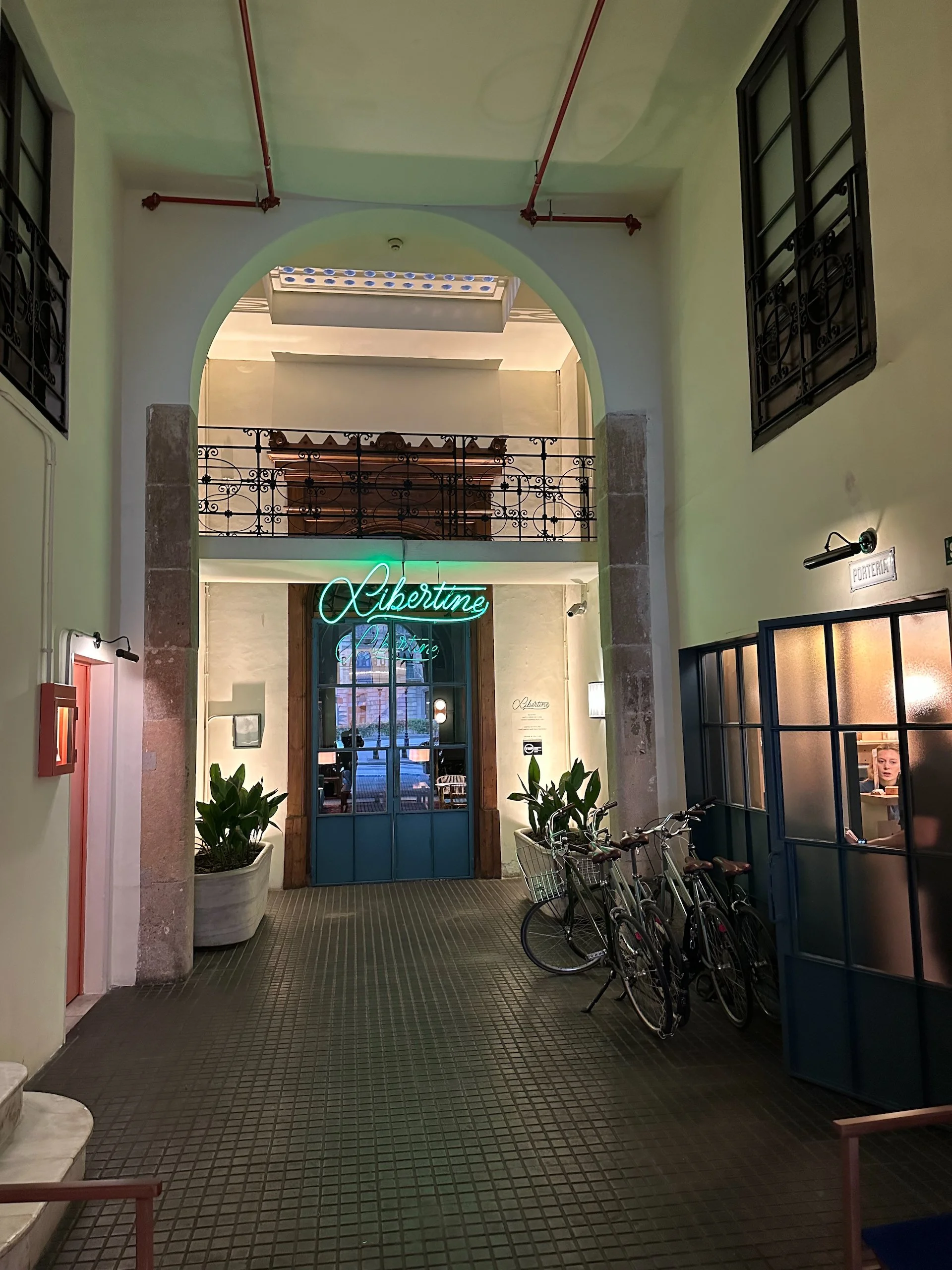  Our hotel had a pretty nice bar in it, next to the lobby. In fact it was so popular that 2/4 show days it had been rented out for private events, which was quite annoying. 