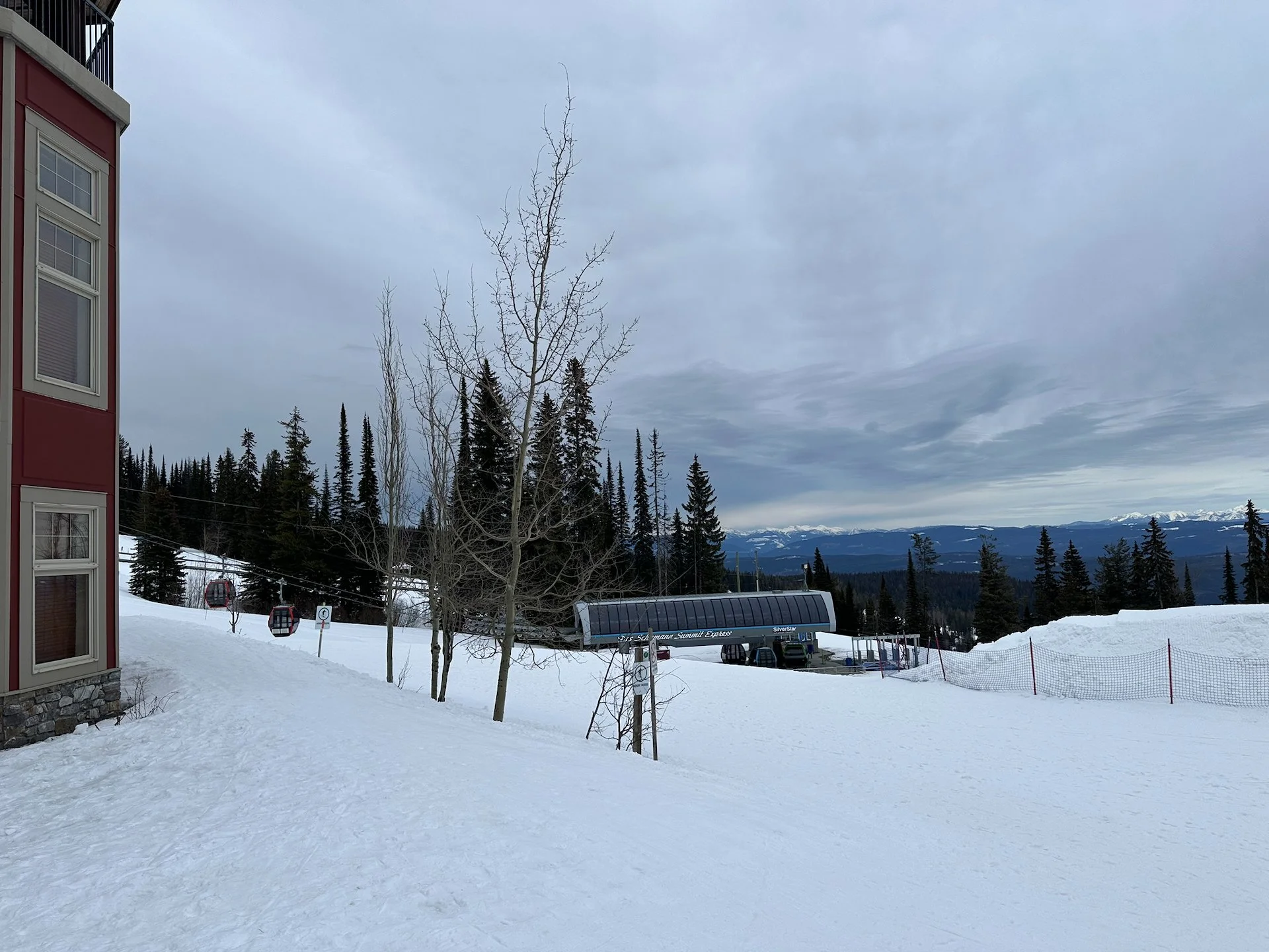  The gondola at the base of the mountain. 