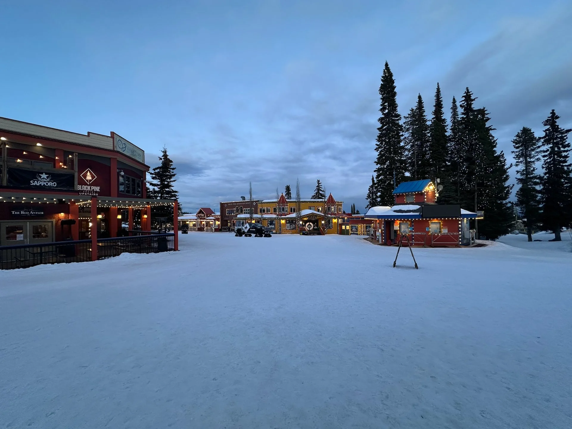  The light was fading as we headed for dinner. 