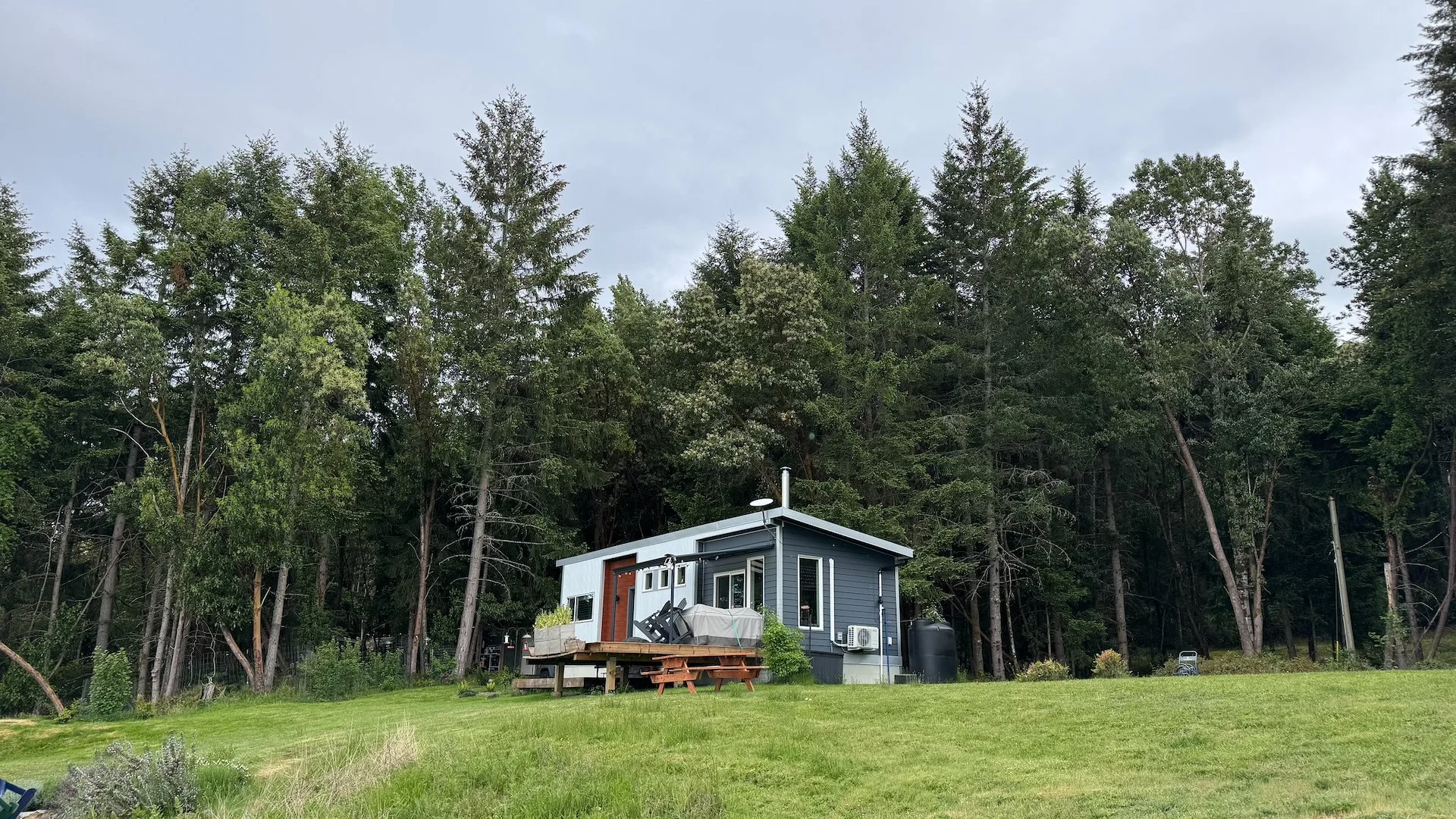  I thought I should throw in a view of the cottage. 