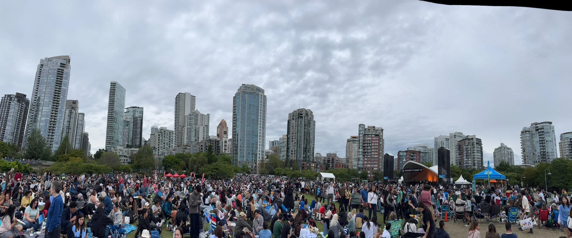  The wide angle view shows how many people were already there, hours before us! 