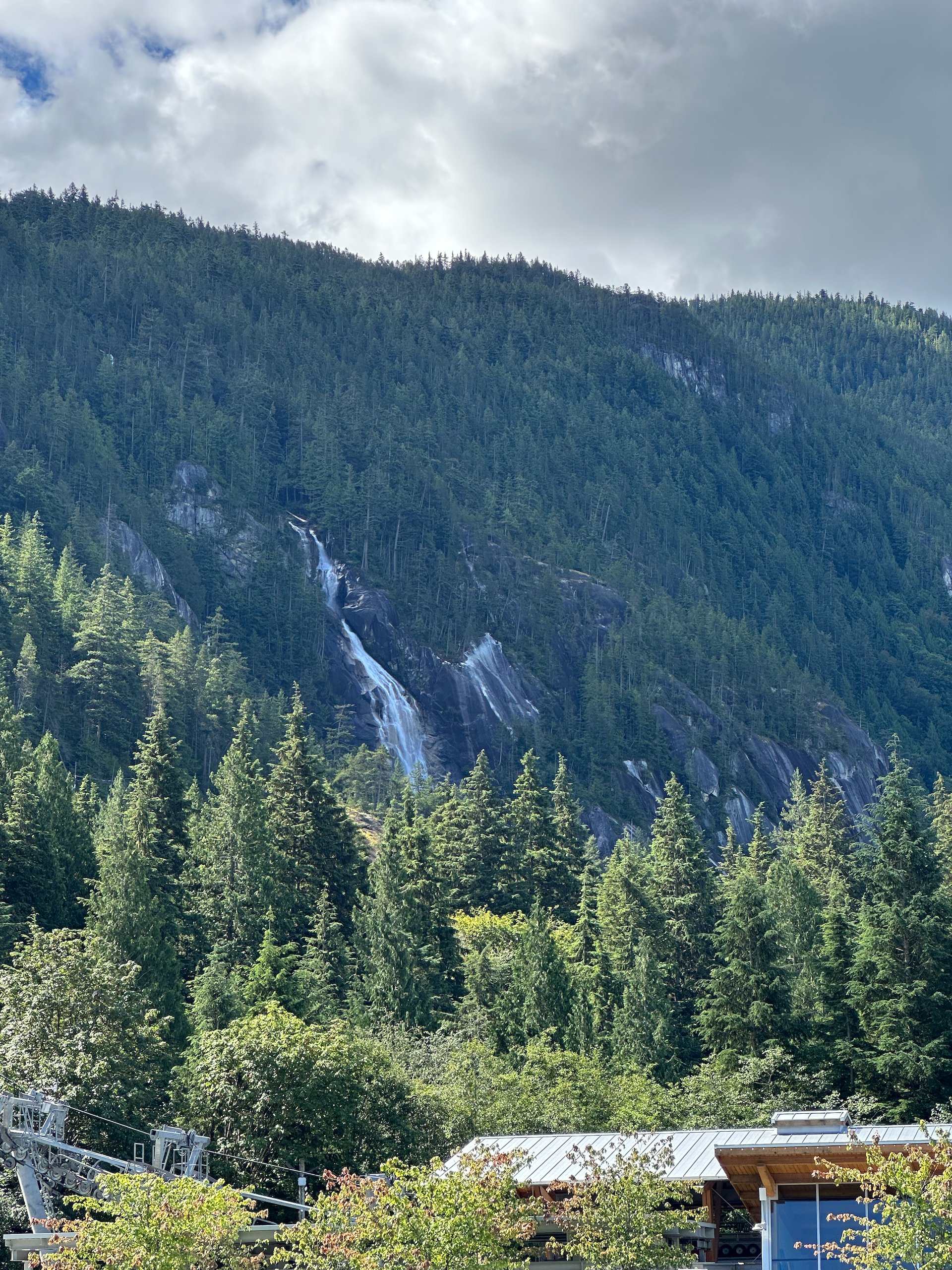  Shannon Falls had more water in it than I was expecting. And the number of tour buses and cars going into the parking area was insane - no way we’d go near that! 