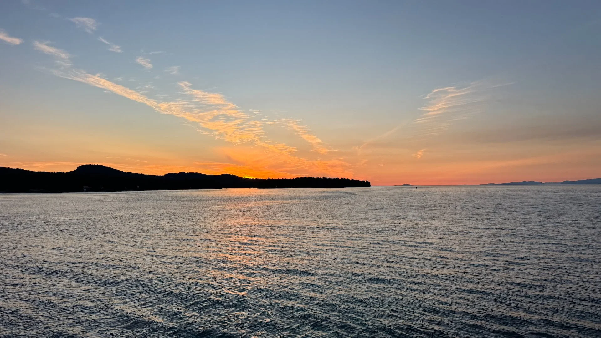  It wa sa lovely sunset on the ferry home. 