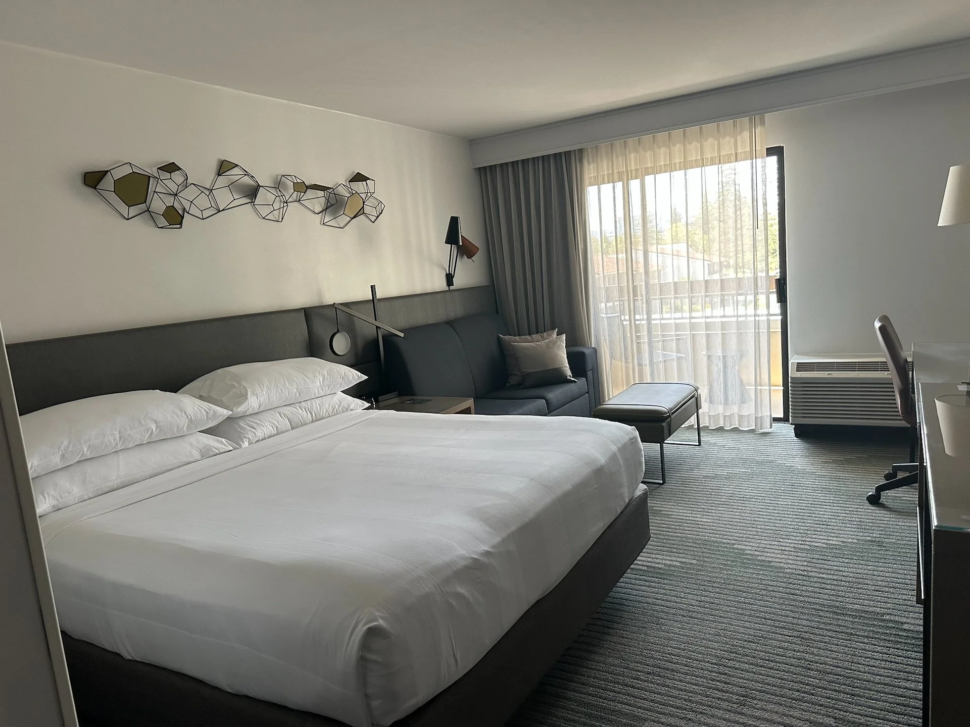  And after many trips, I finally found a good hotel near the office! 
