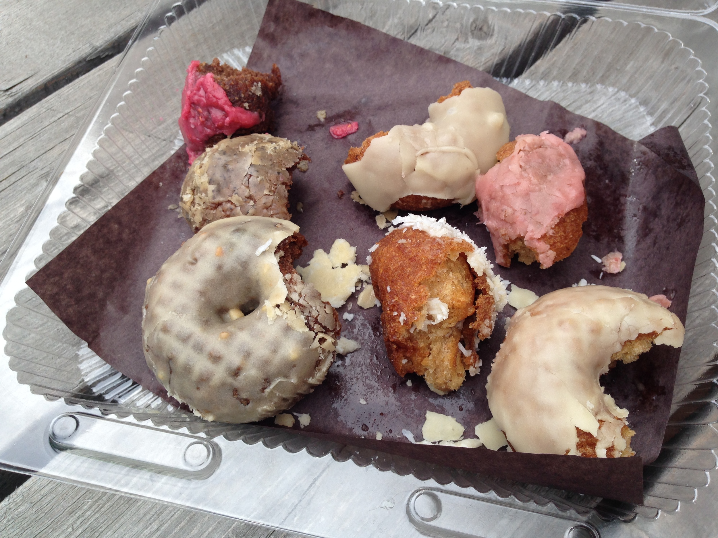 I finally got to try Frickin' Delights Donuts ! Donuts have never been something that I've craved, but Mandy's vegan donuts are SO FRICKIN' GOOD (seriously, they are) that I'd become a donut person for sure if I lived in the same city!! She uses the best & freshest local ingredients around!