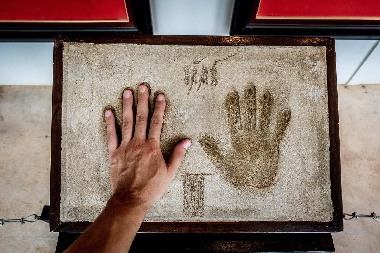 😢🐝 
.
.
.
Chiang Rai, Thailand 🇹🇭 2016
.
.
#chiangrai #thailand #hands #impression #blacktemple #imprint #wat #half #travelworld #sony #sonyrx100 #handmodel #thelittlethings #thailandtrip #southeastasia