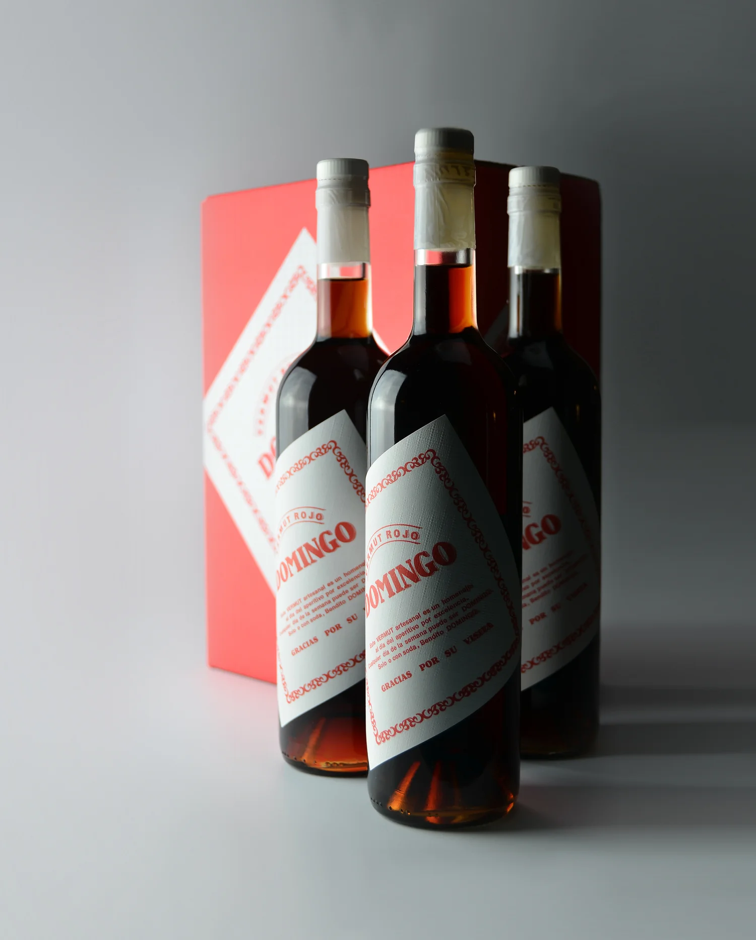 Domingo, estuche y botella
