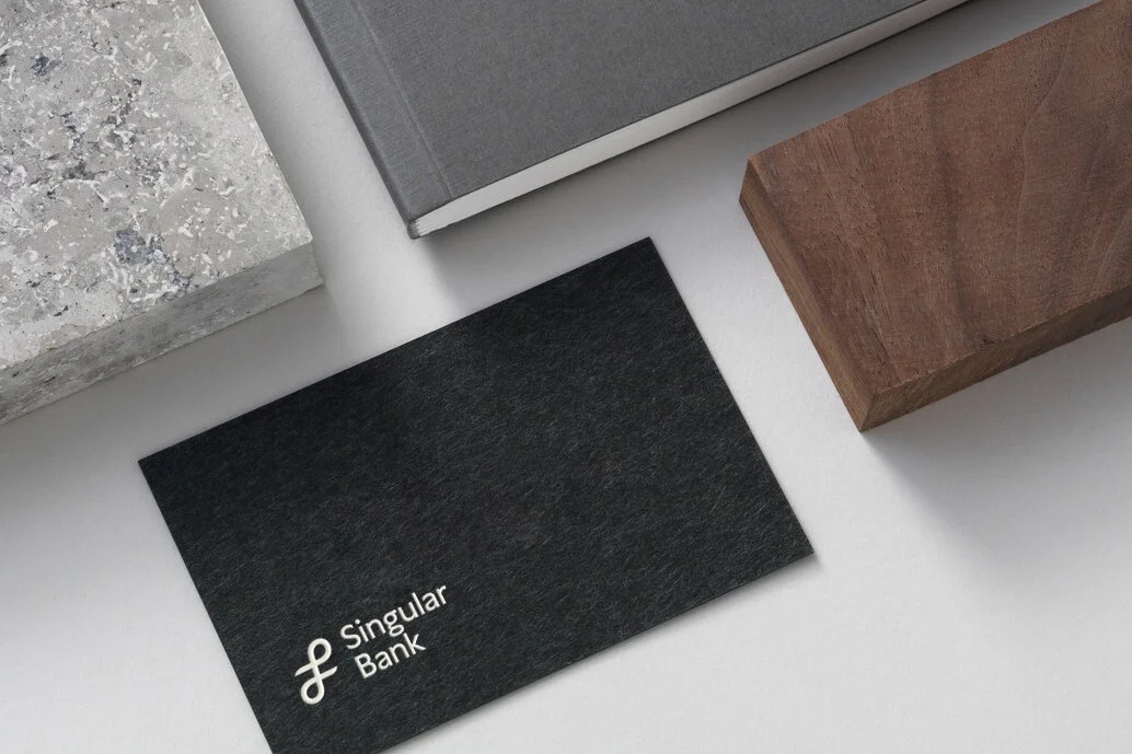Singular Bank, tarjetas y materiales