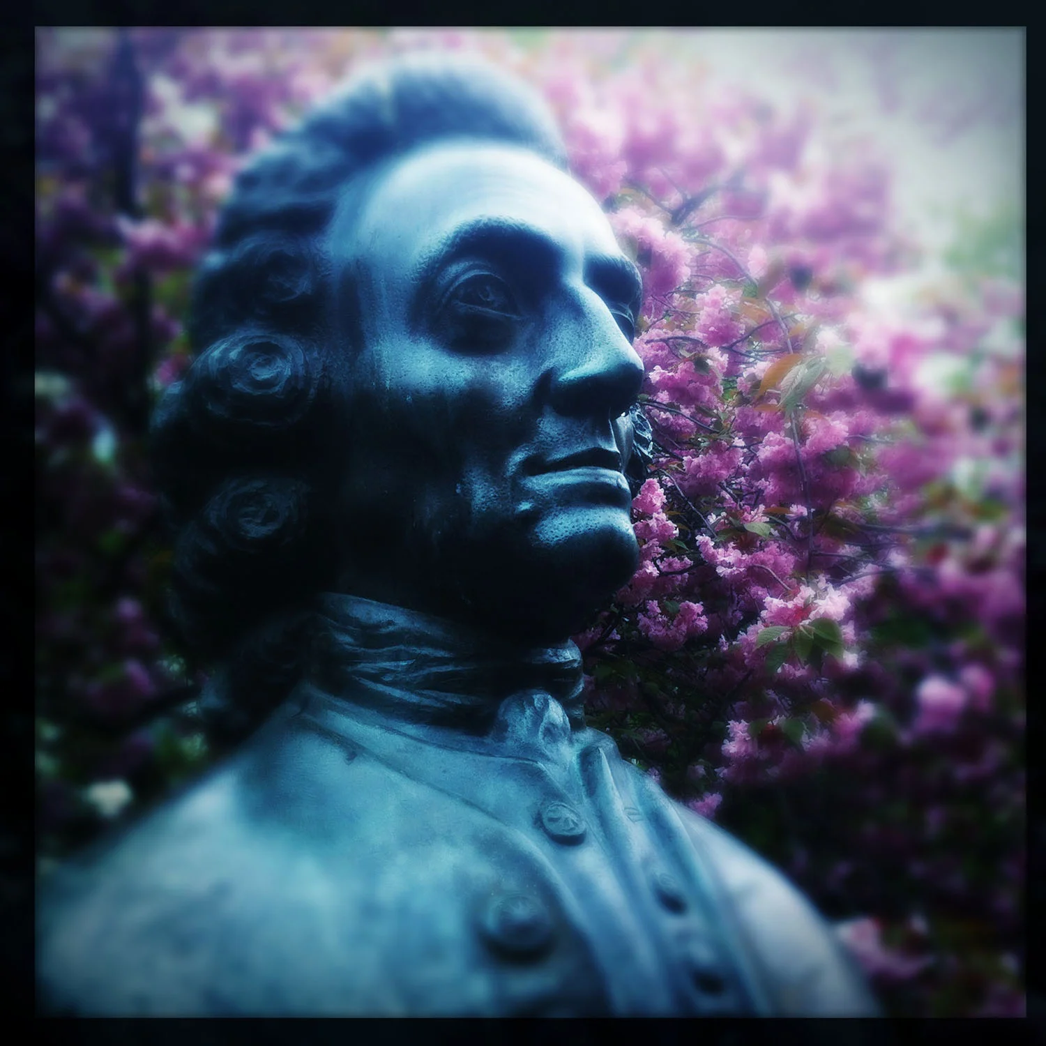 iPhone photo: statue of Emanuel Swedenborg .