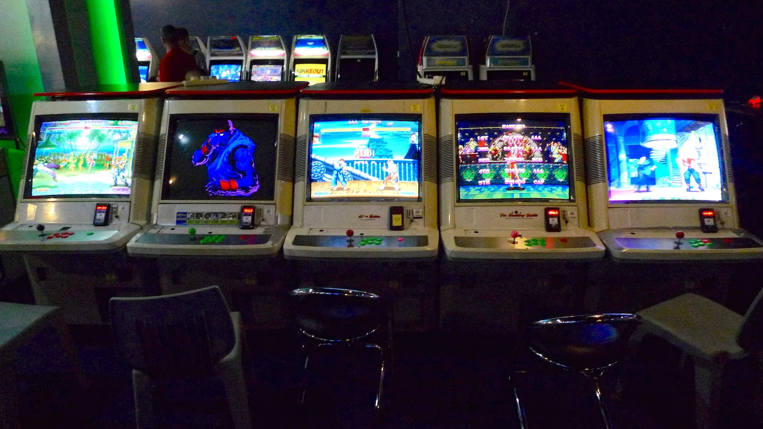 Versus Cities have 1P control configs and monitors on both sides. The video is duplicated to both screens so any 2P game is compatible.
